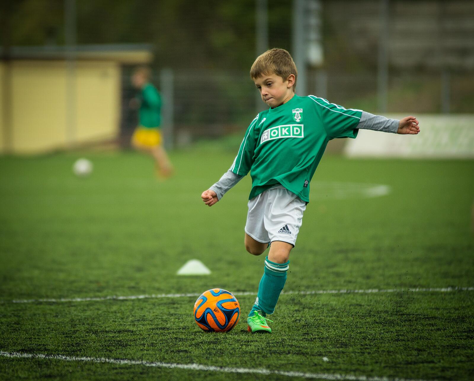 Wallpapers play football child on the desktop