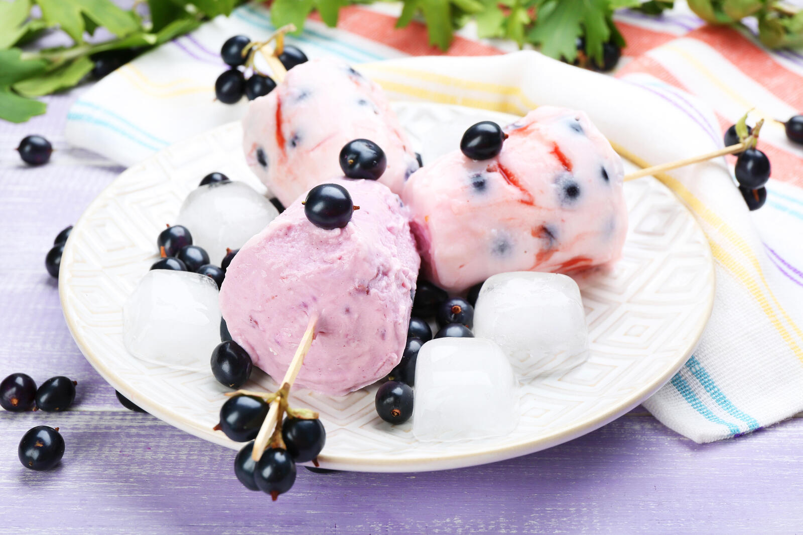 桌面上的壁纸冰激凌 甜点 蓝莓