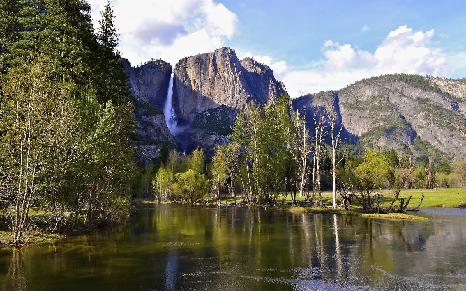Бесплатное фото Вид на водопад в национальном парке Йосемити в США