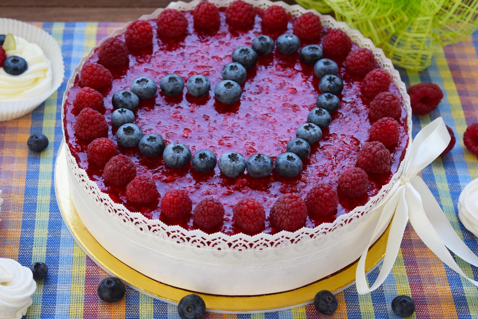Free photo Berry cake for your sweetheart