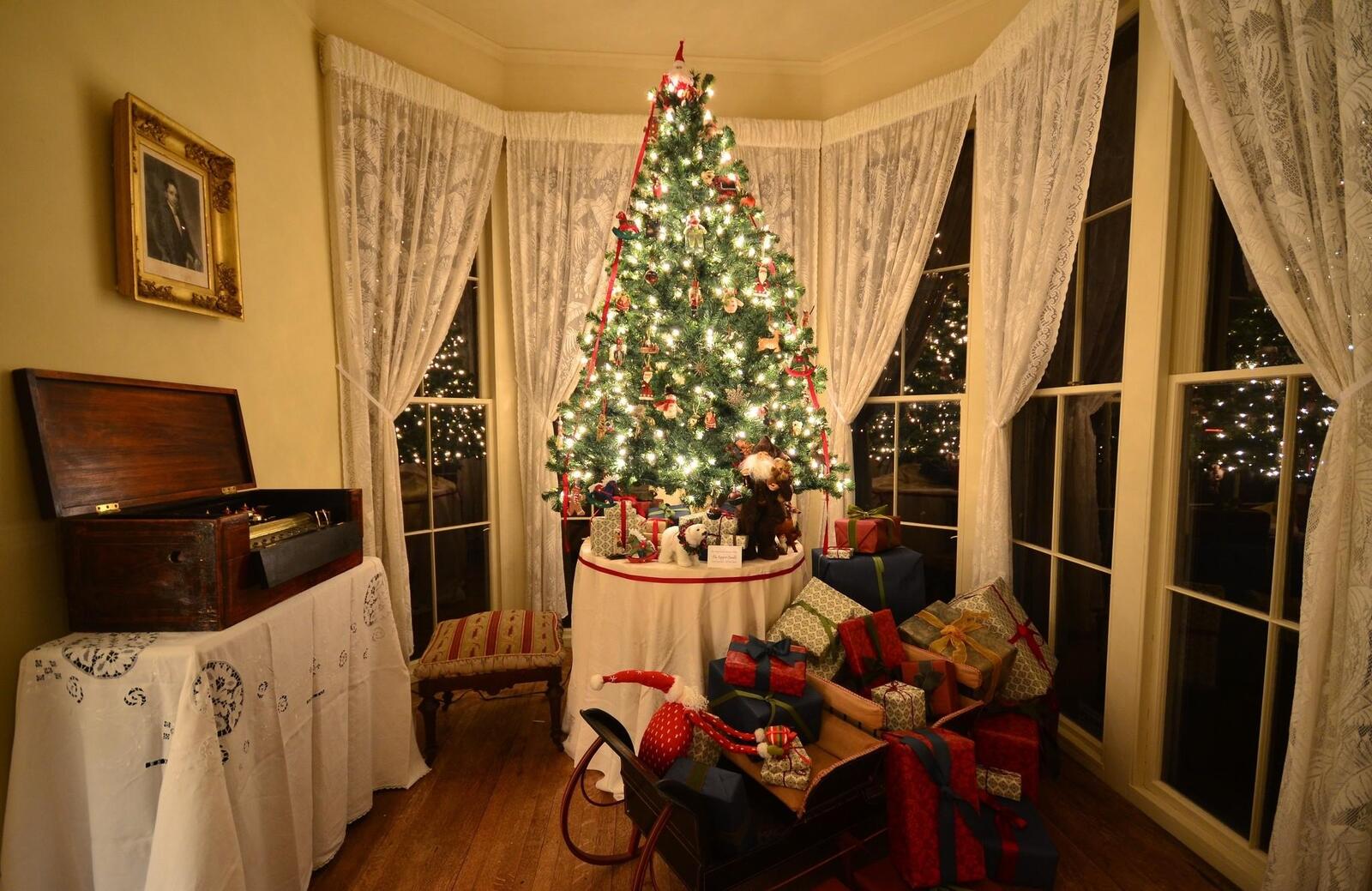 桌面上的壁纸圣诞树 夜光圣诞树 装饰的圣诞树