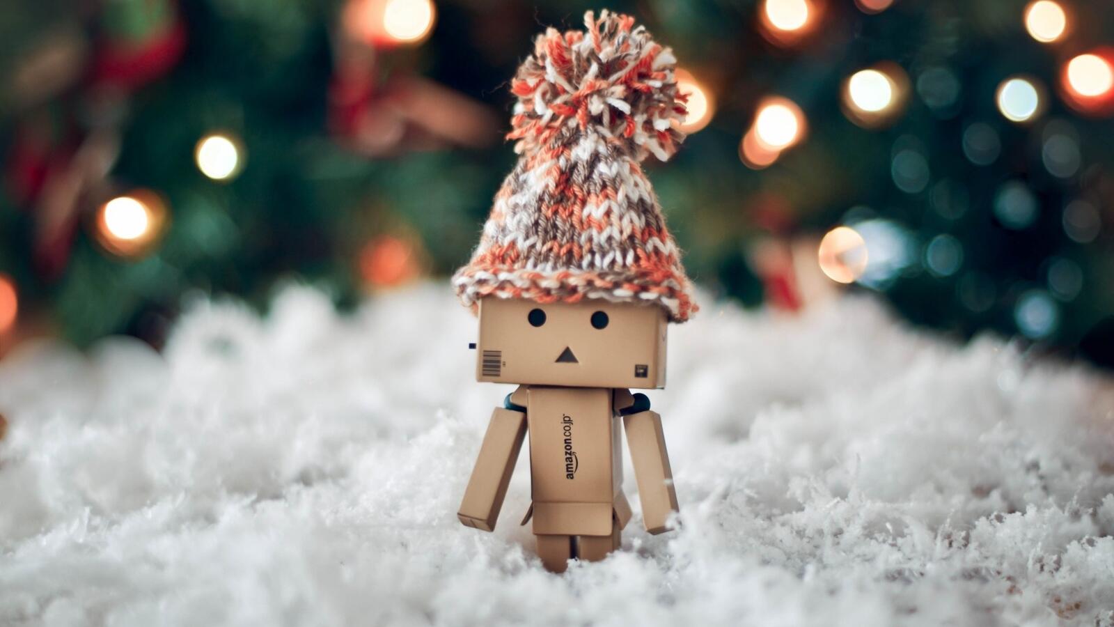 Бесплатное фото Человечек из коробки в зимней шапке