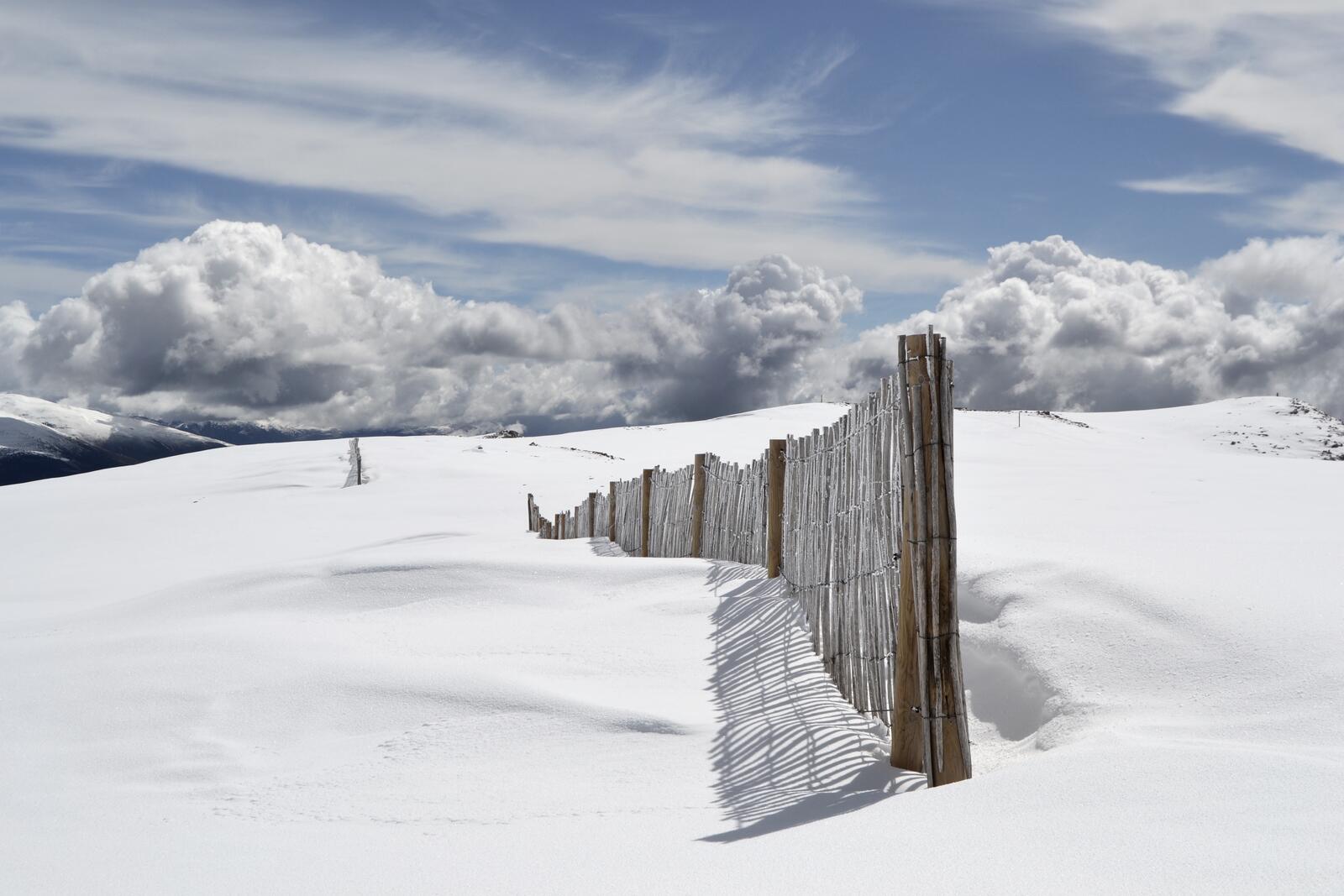 Free photo A fence in a snowy field