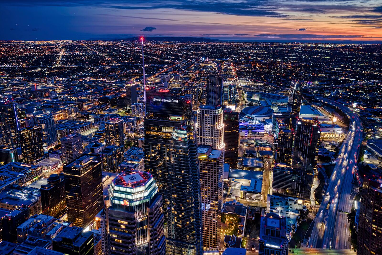 Бесплатное фото Ночной город с небоскребами вид с высоты
