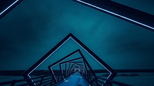 Необычный мост в ночи