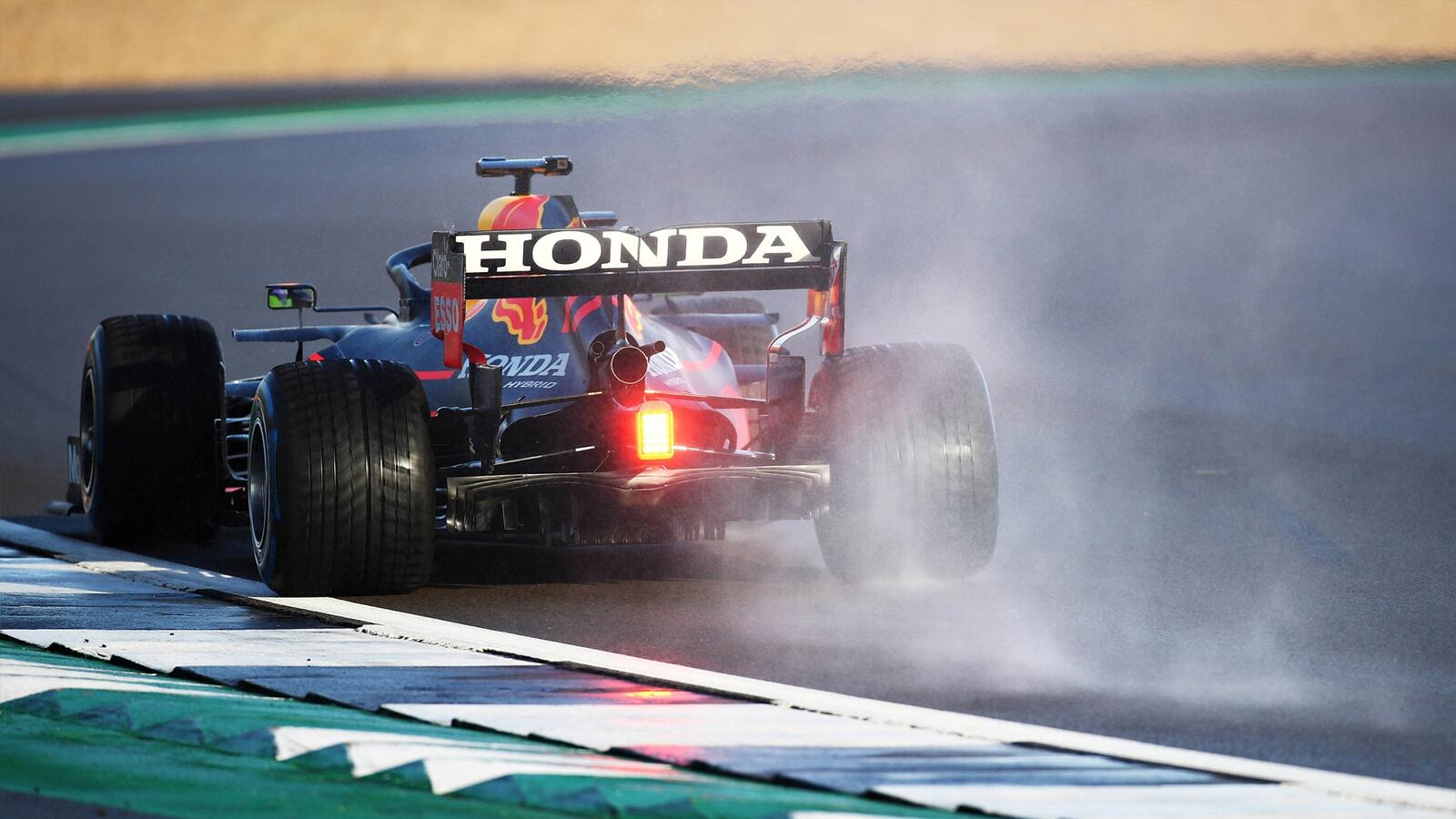Free photo Formula 1 brakes with smoke before the corner