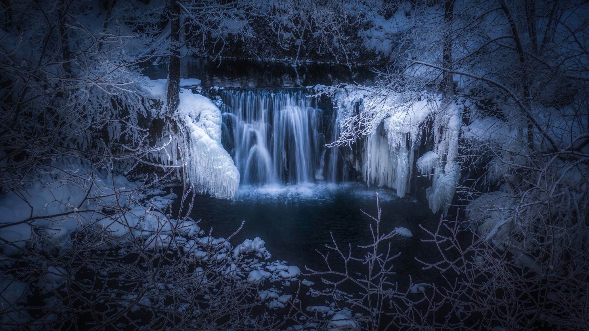 Зимний водопад ночью
