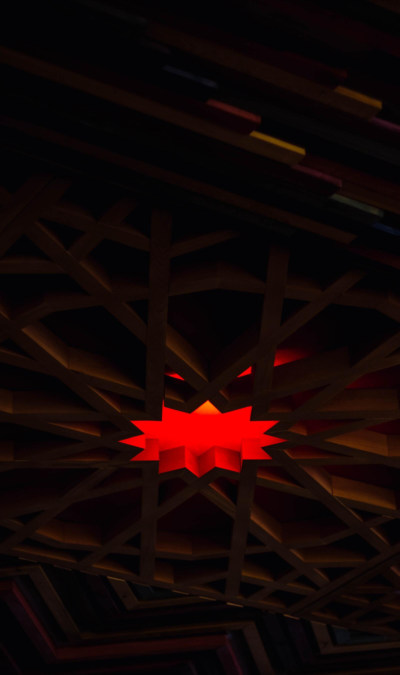 Обои многоугольник дизайн красный на рабочий стол