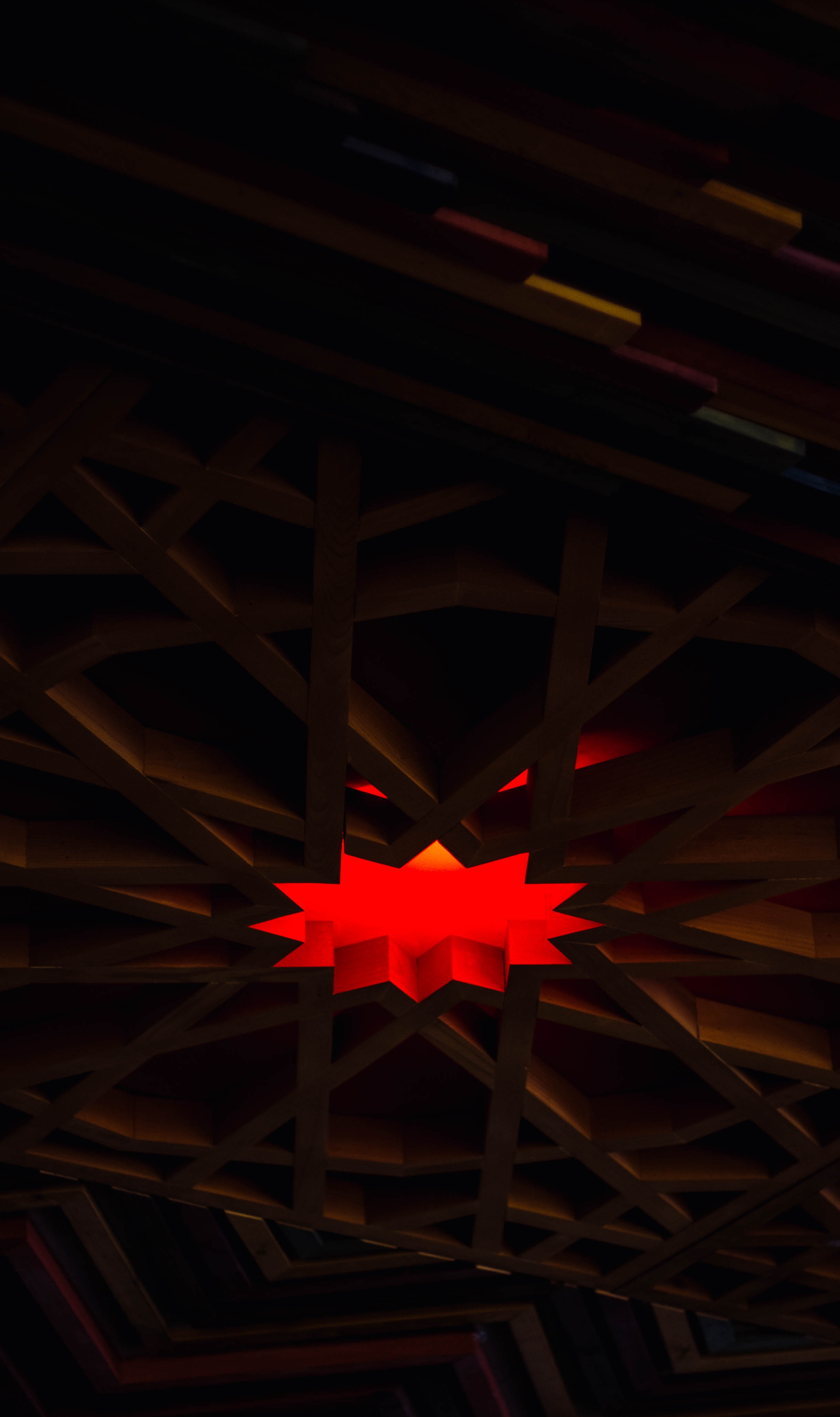 Обои многоугольник дизайн красный на рабочий стол