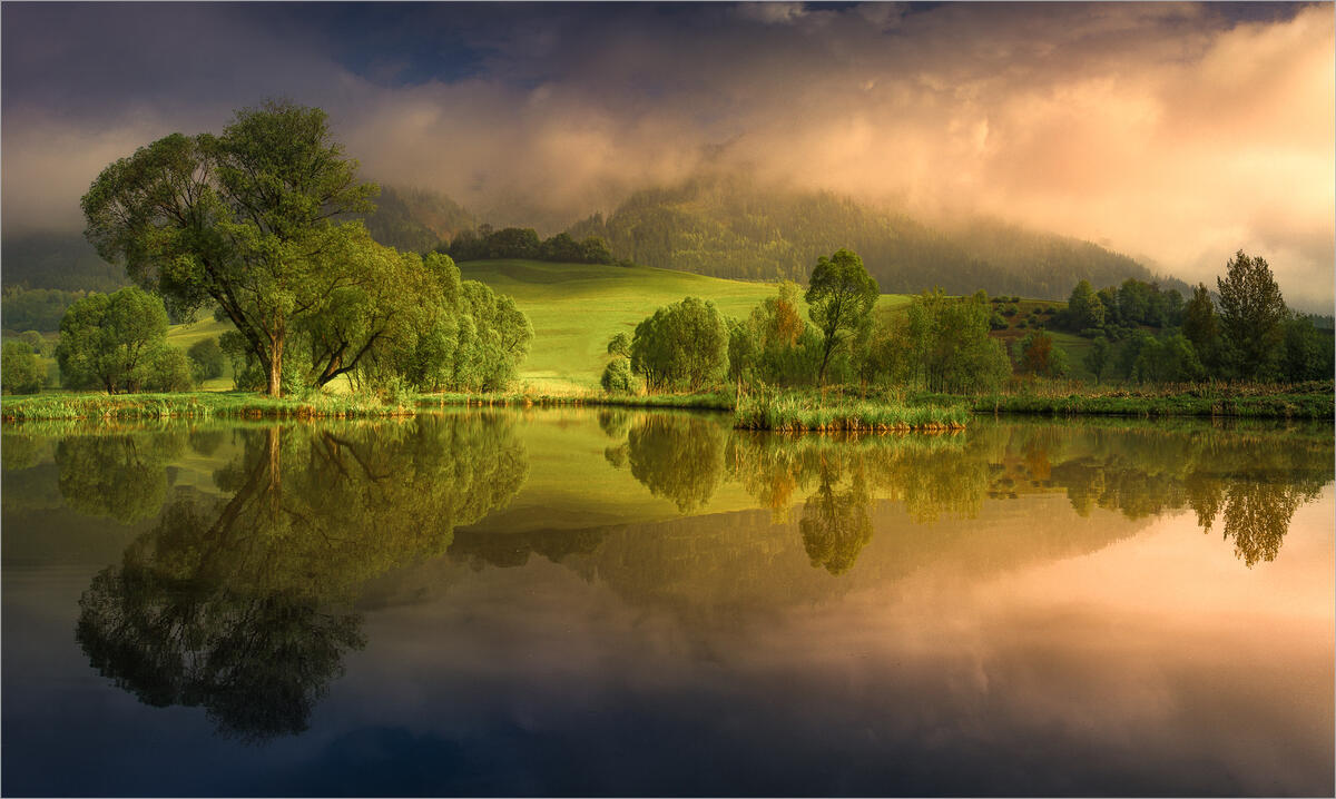 奥地利施蒂利亚州一个小池塘的早晨
