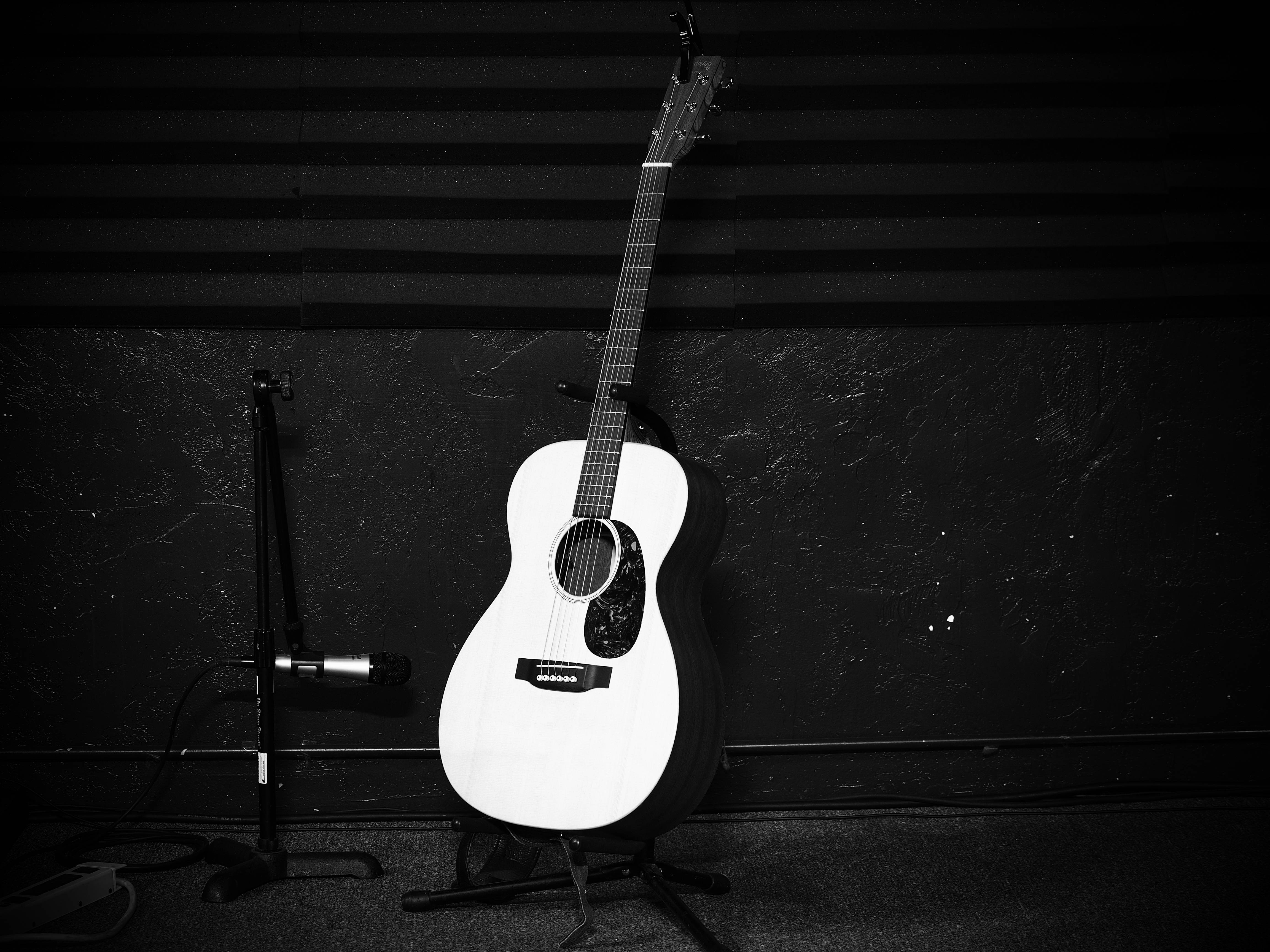 Обои музыка, свет, черно-белый, белый, фотографии, гитара, акустическая гитара - бесплатные картинки на Fonwall