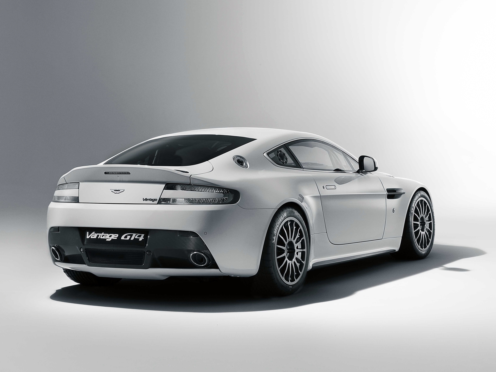 Обои Aston Martin v8 белый на рабочий стол