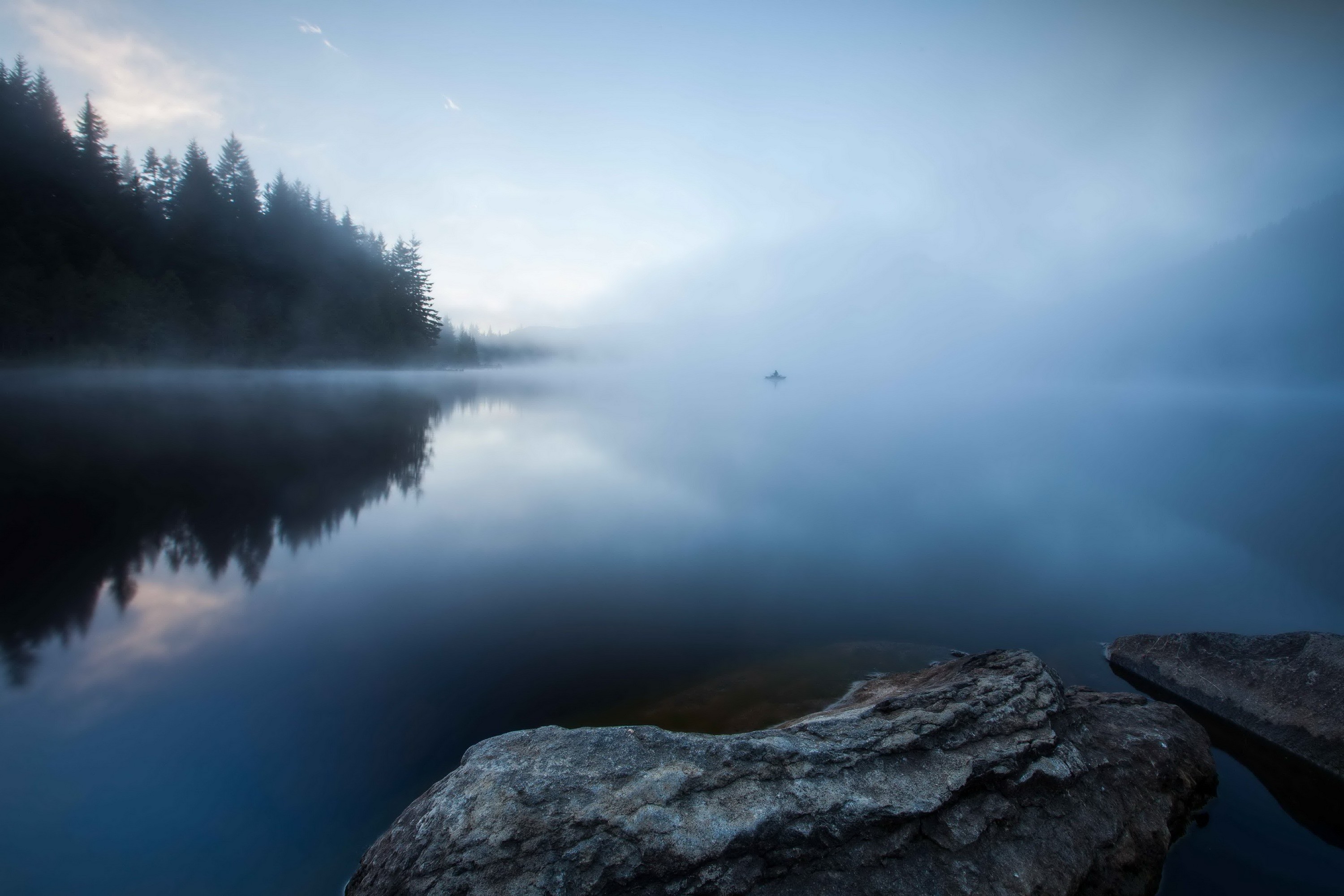 湖边有雾的早晨