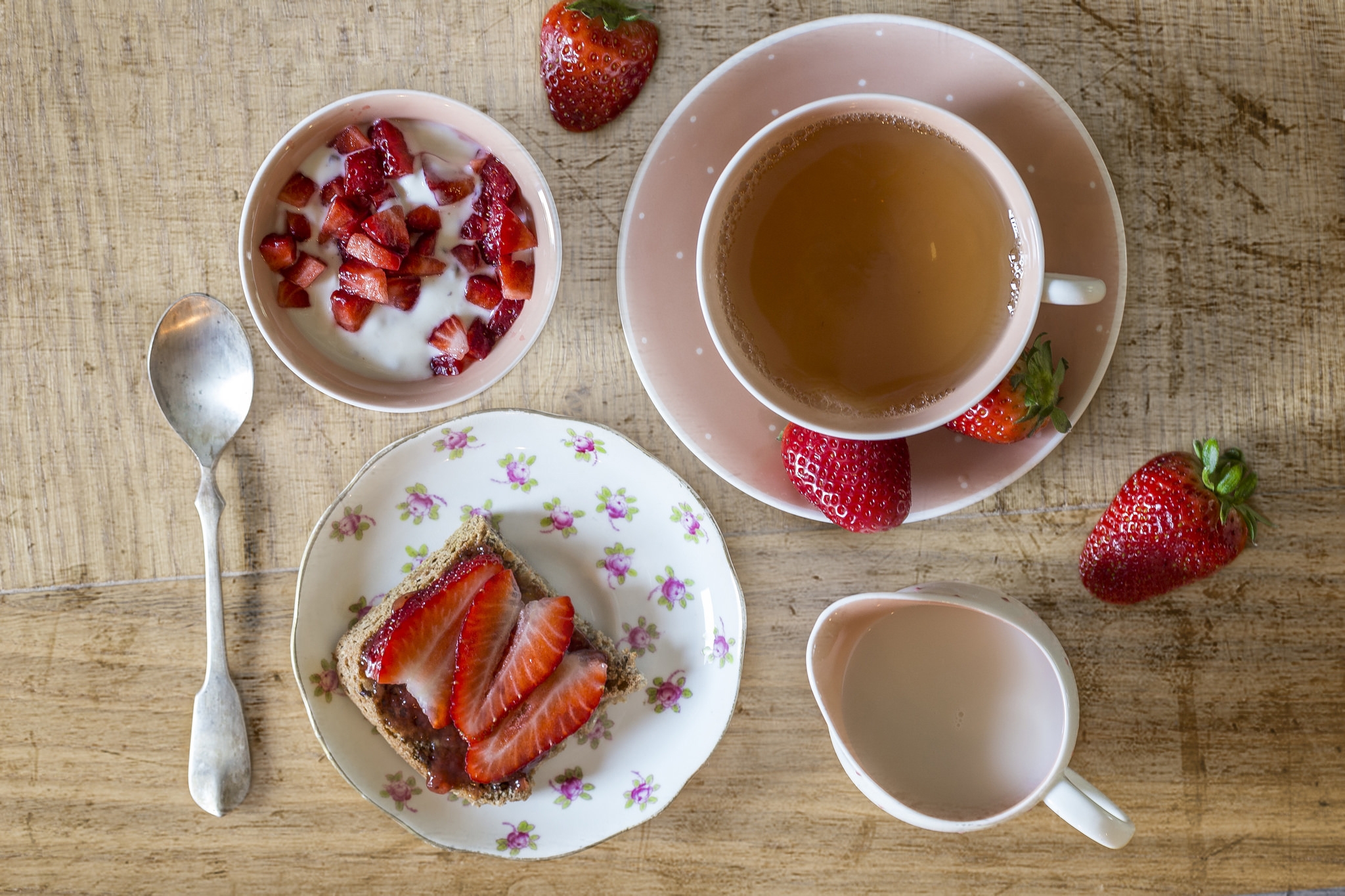 Wallpapers strawberries tea yogurt on the desktop