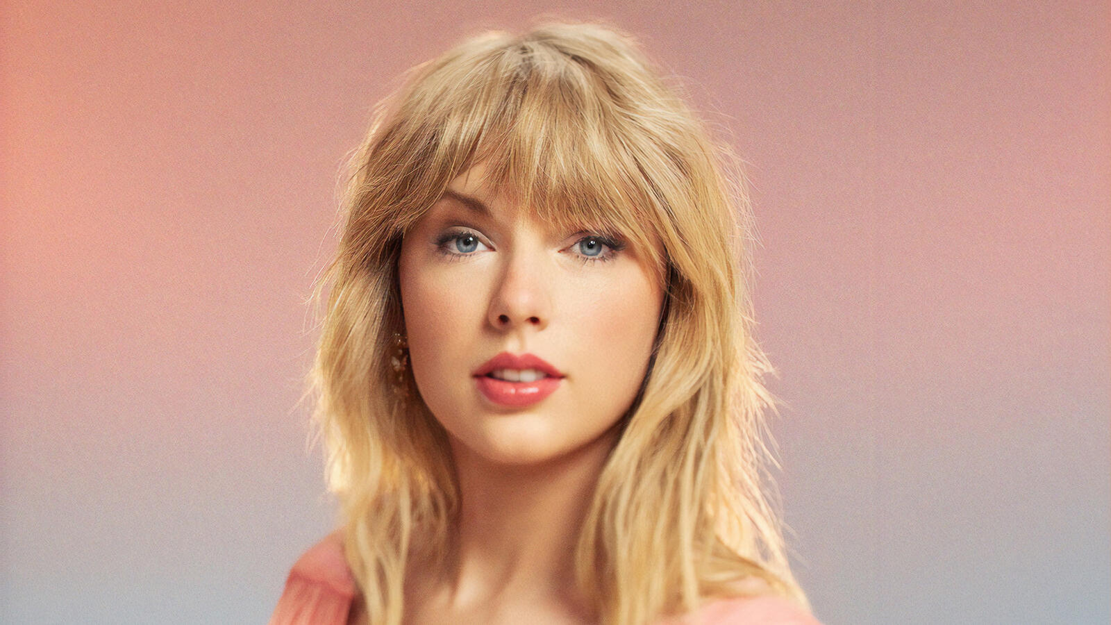 Free photo Portrait of Taylor Swift on a simple background