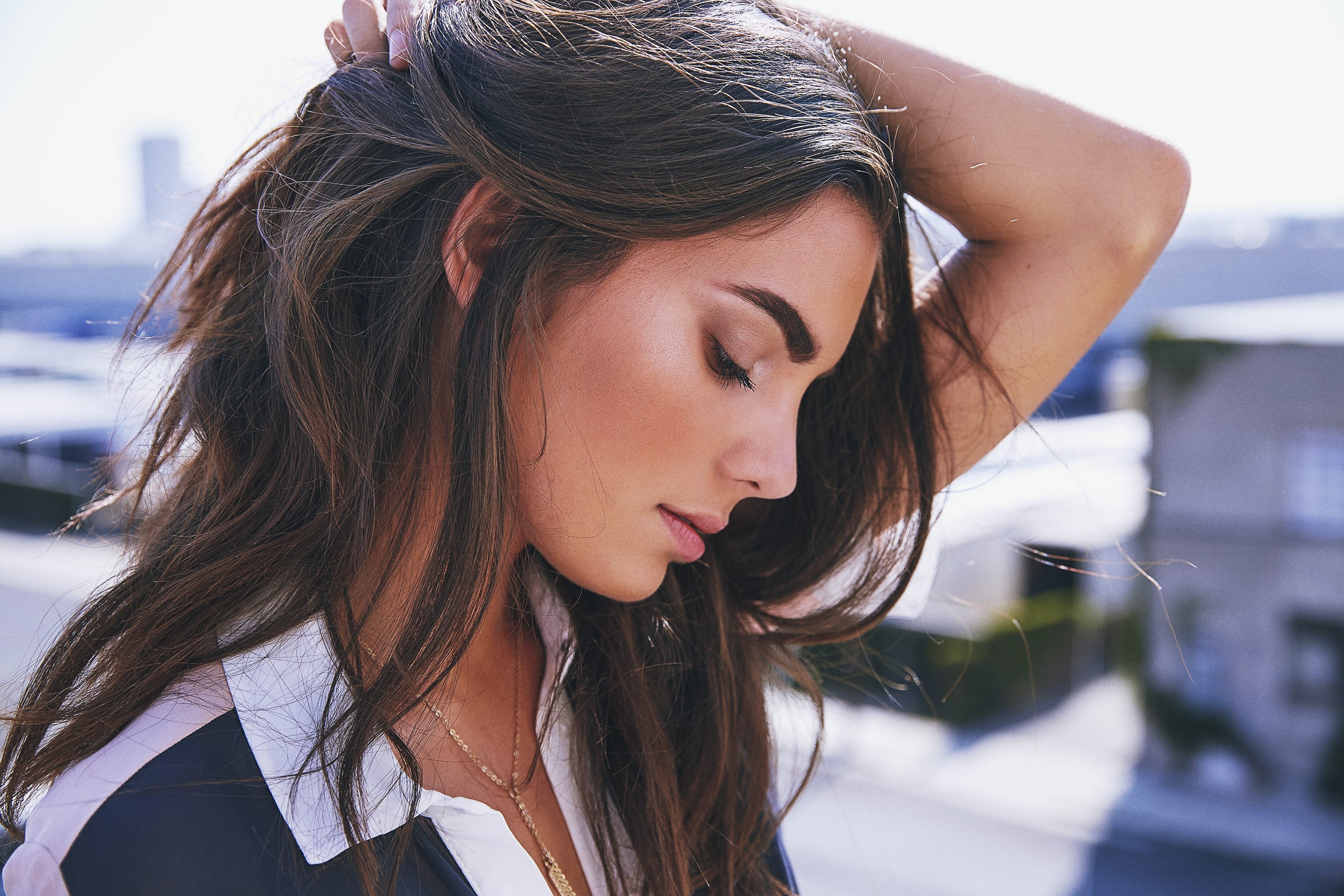 Free photo Portrait of a brown-haired girl looking down