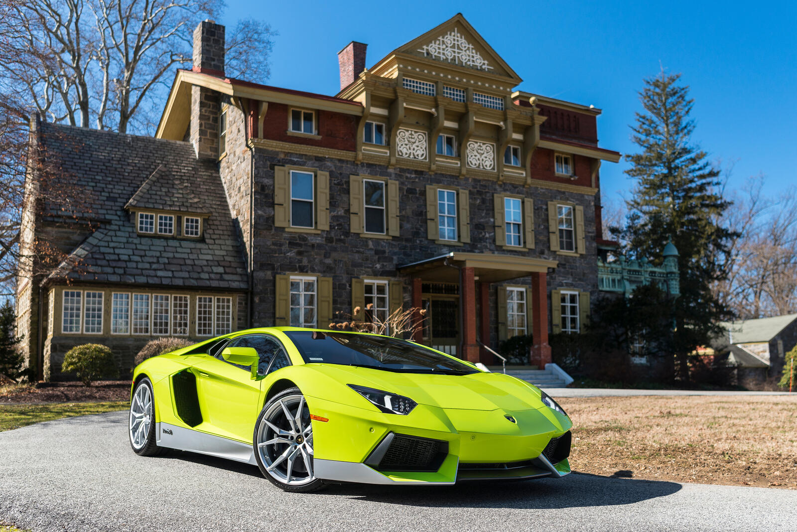 Free photo Lamborghini Aventador in front of the mansion.