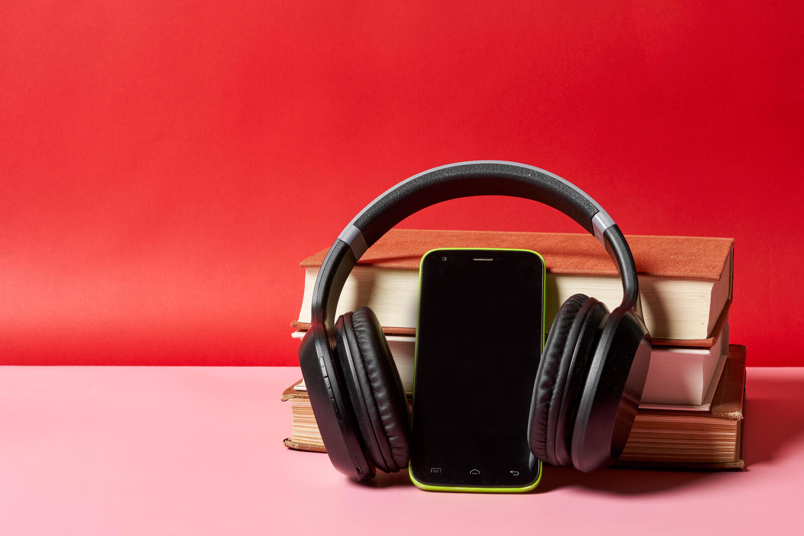 Wallpapers miscellaneous headphones smartphone on the desktop