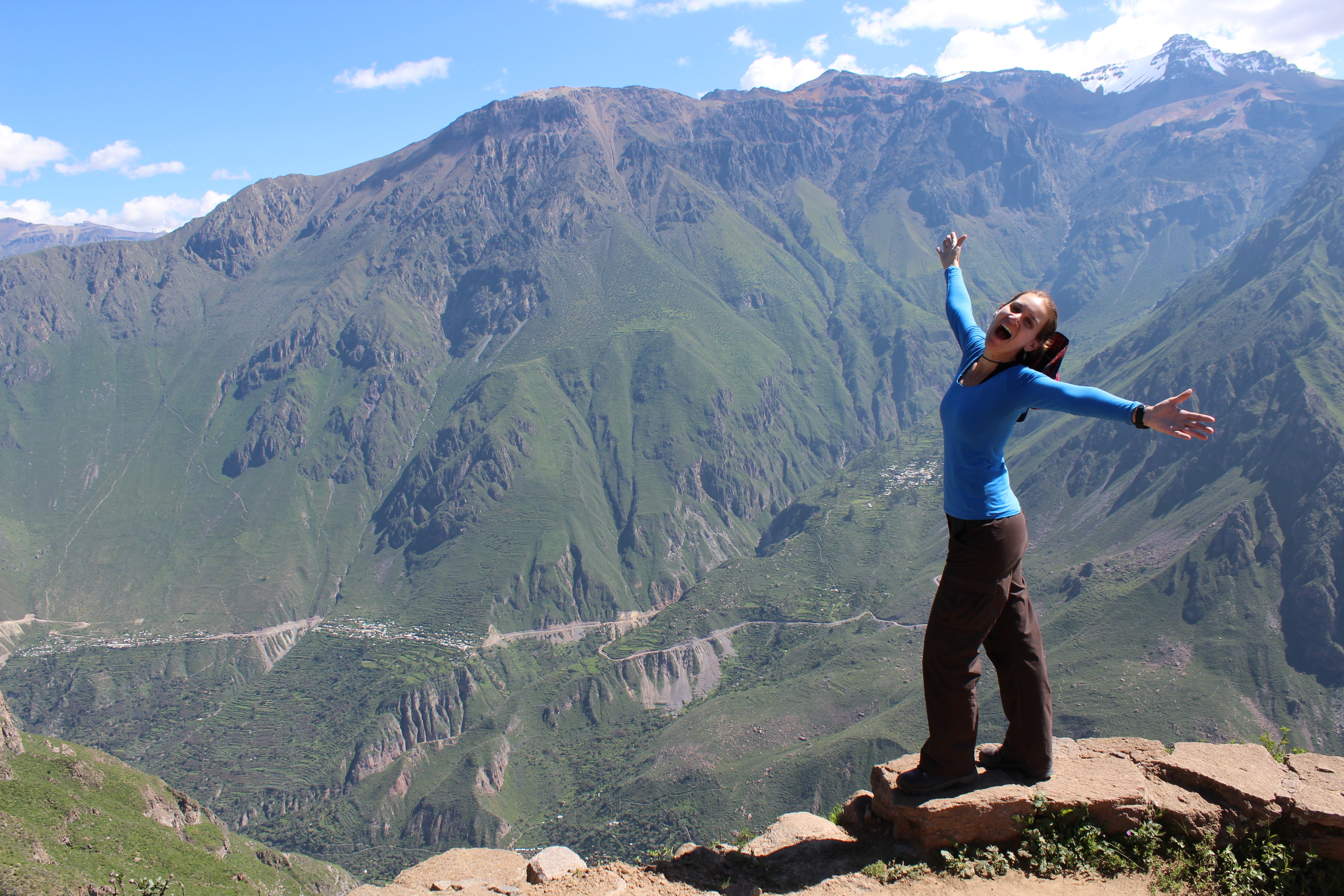 Фото бесплатно счастливая женщина, пеший туризм, горные формы рельефа