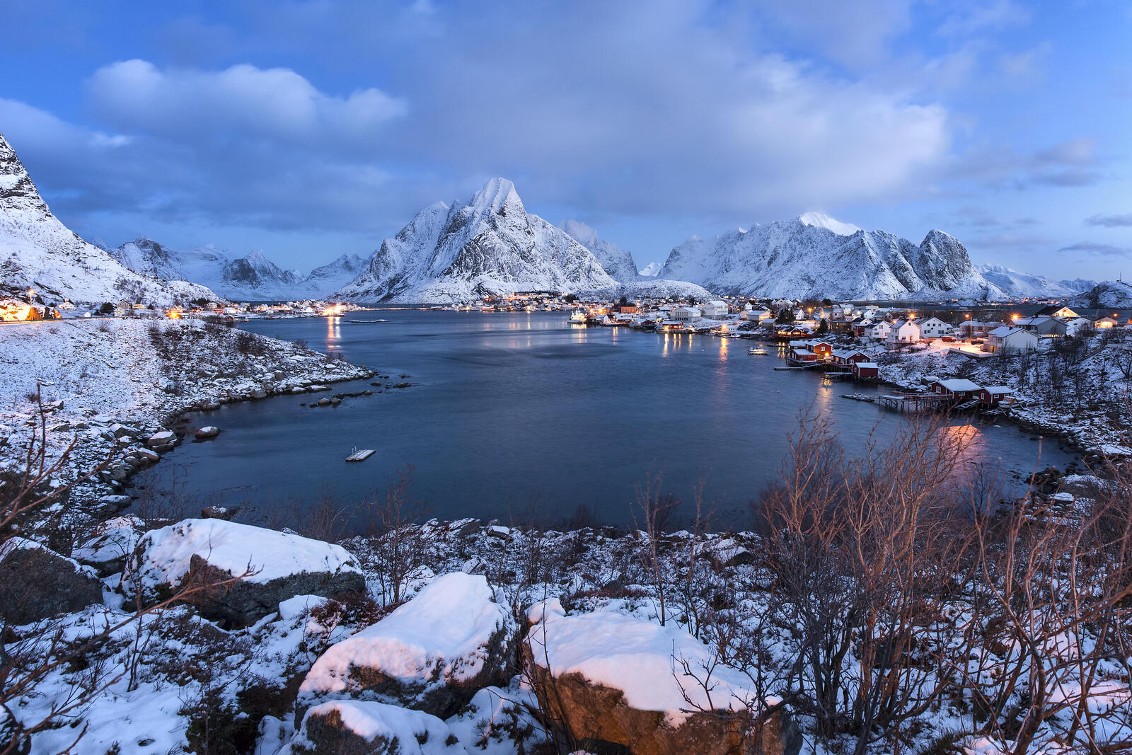 Обои Норвегия награбленные острова озеро на рабочий стол