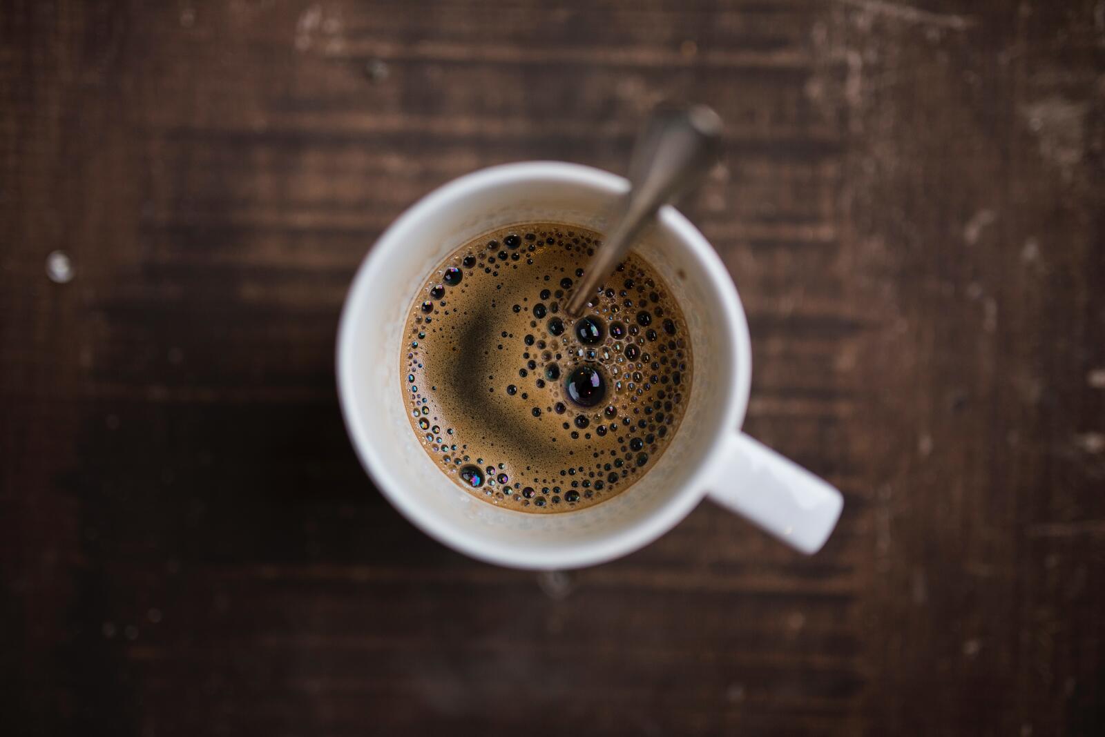 Бесплатное фото Чашка кофе на деревянном фоне