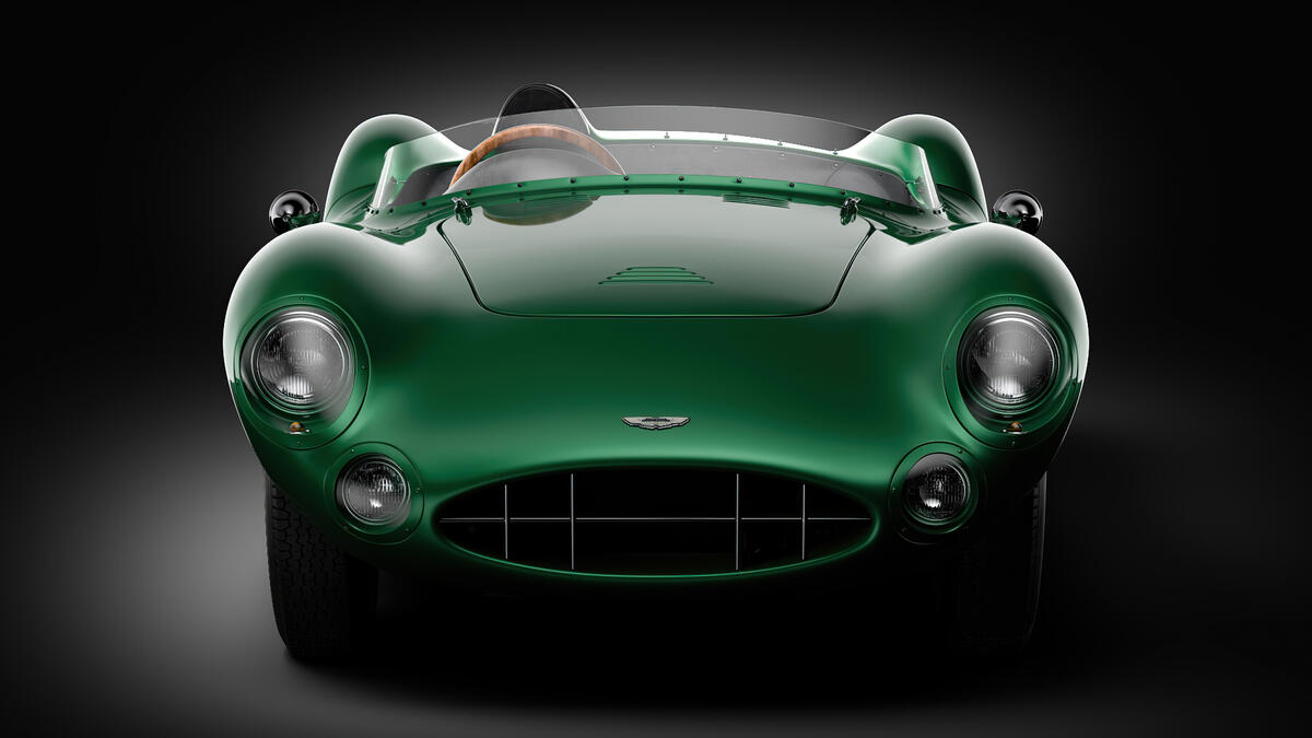 Старинный Aston Martin зеленого цвета