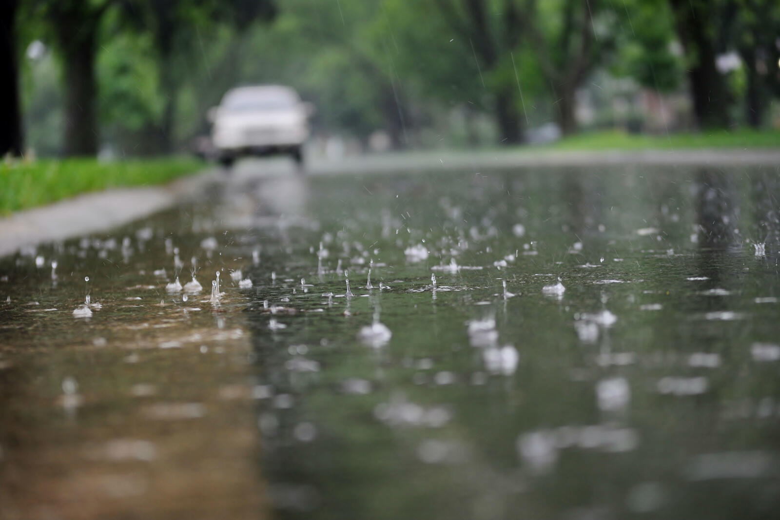 Бесплатное фото Капли дождя падают в глубокую лужу