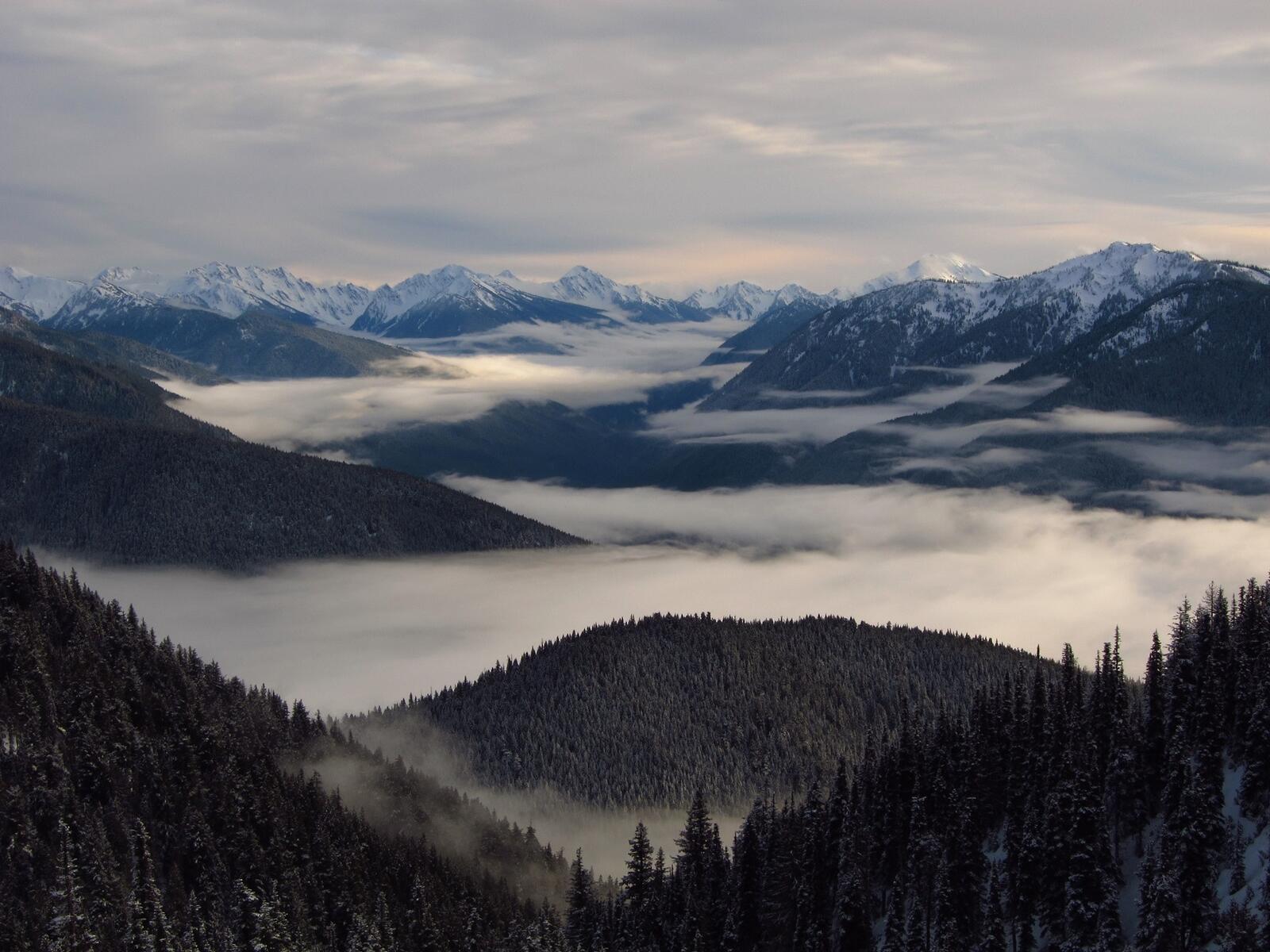 Бесплатное фото Облака над горами