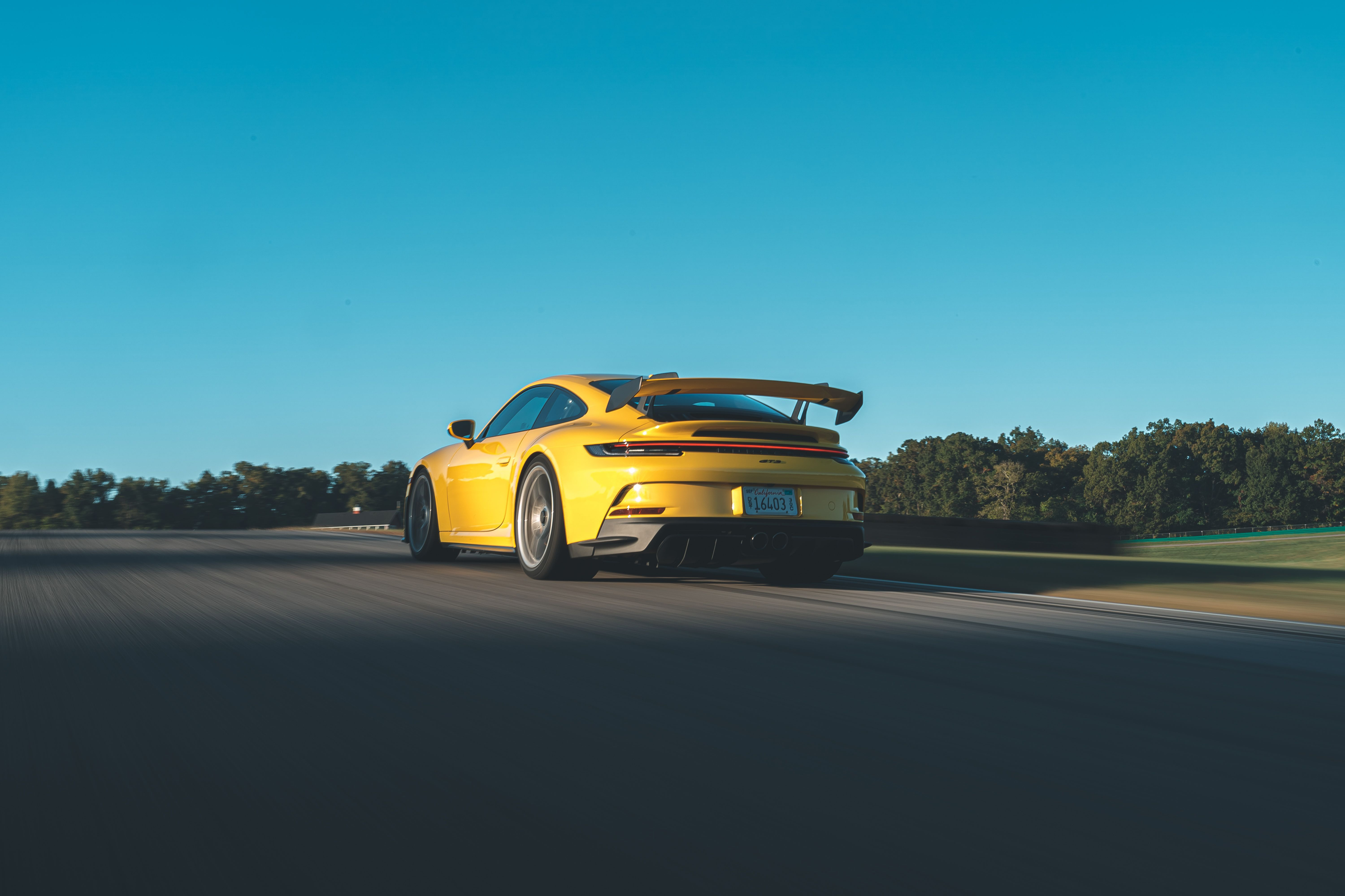 Porsche 911 запечатлен сзади