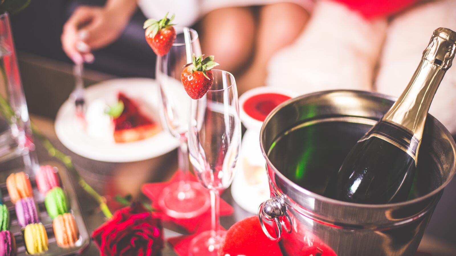 桌面上的壁纸香槟酒 高脚杯 草莓