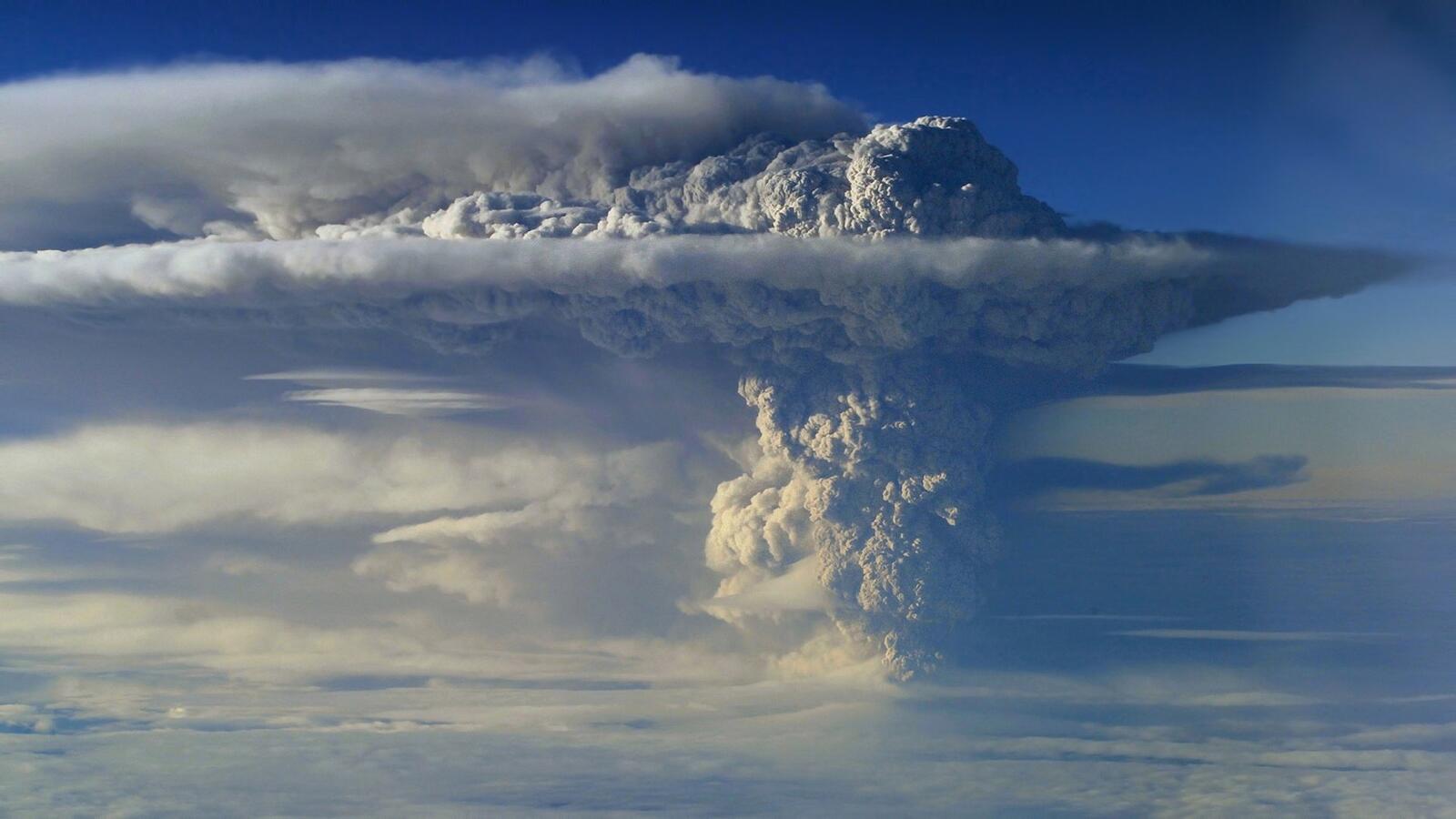 桌面上的壁纸火山爆发 烟气 云彩