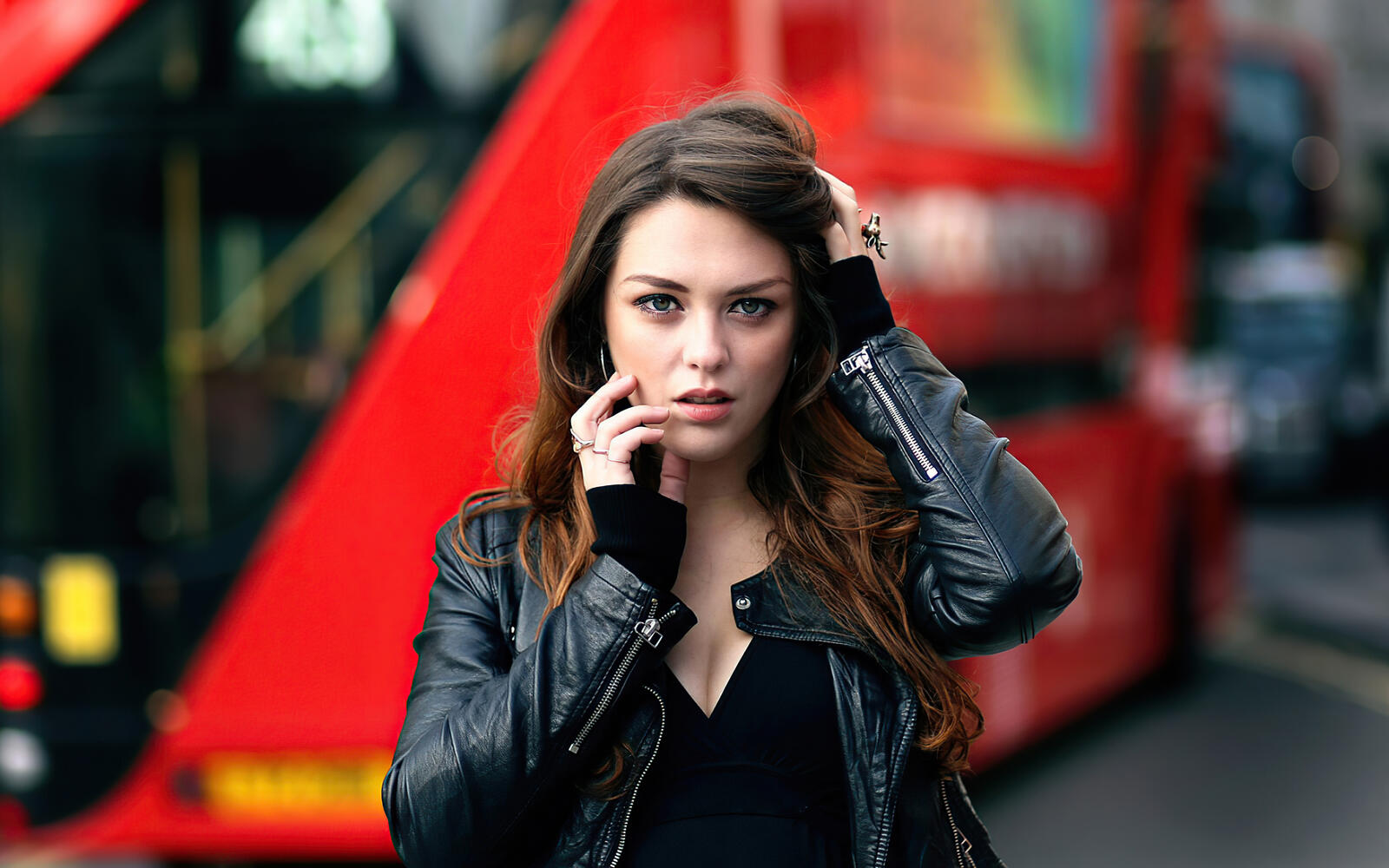 Free photo Dark-haired Imogen Dyer in a leather jacket.