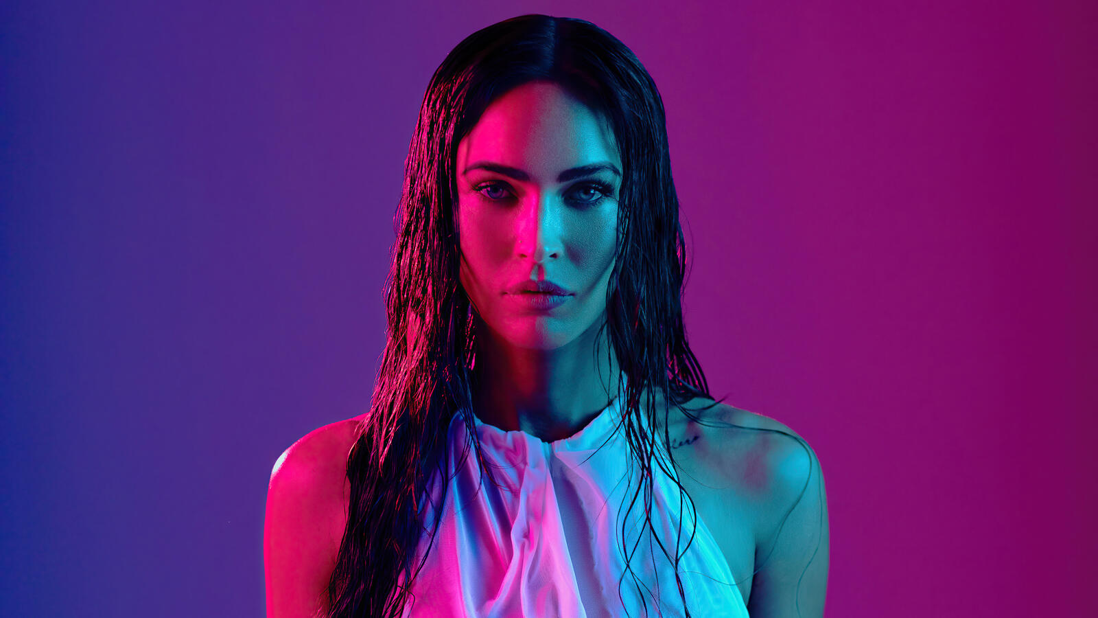 Free photo Megan Fox on color background