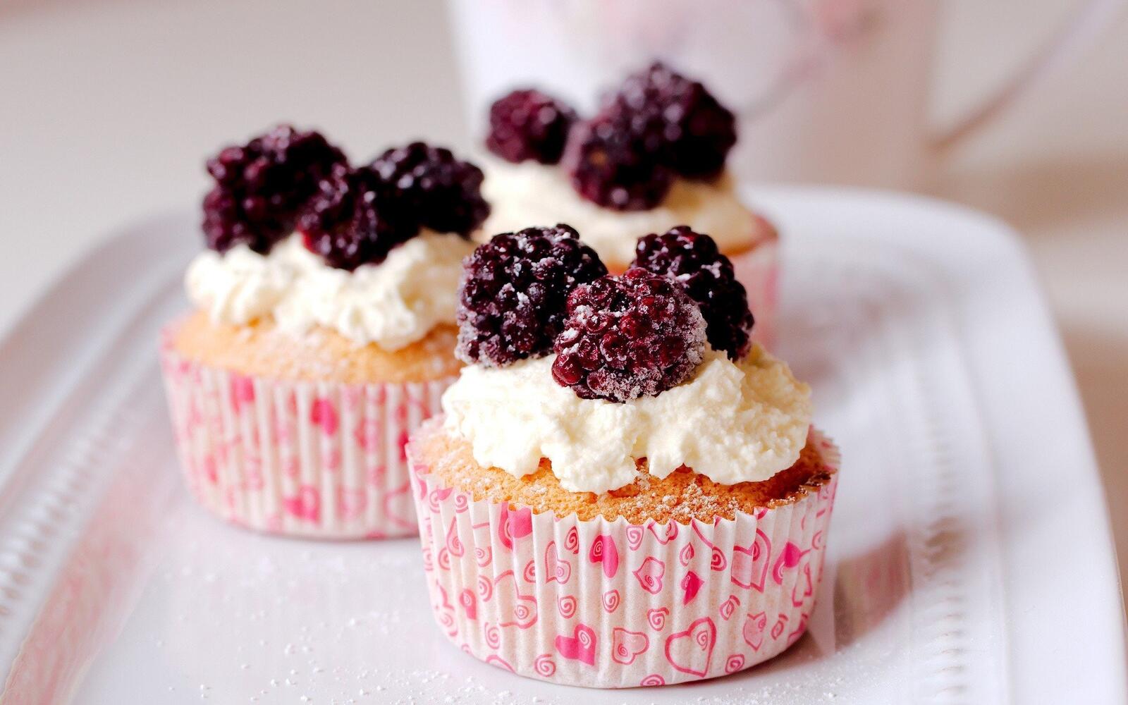 Free photo Sweet cupcakes with raspberries