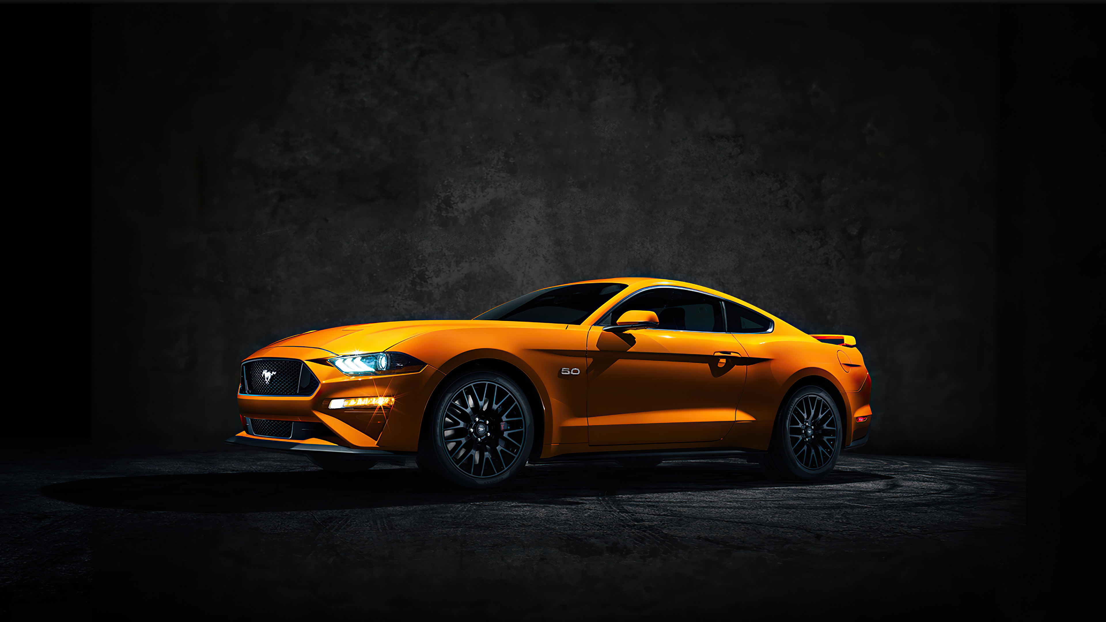 Желтый Ford Mustang в темном помещении