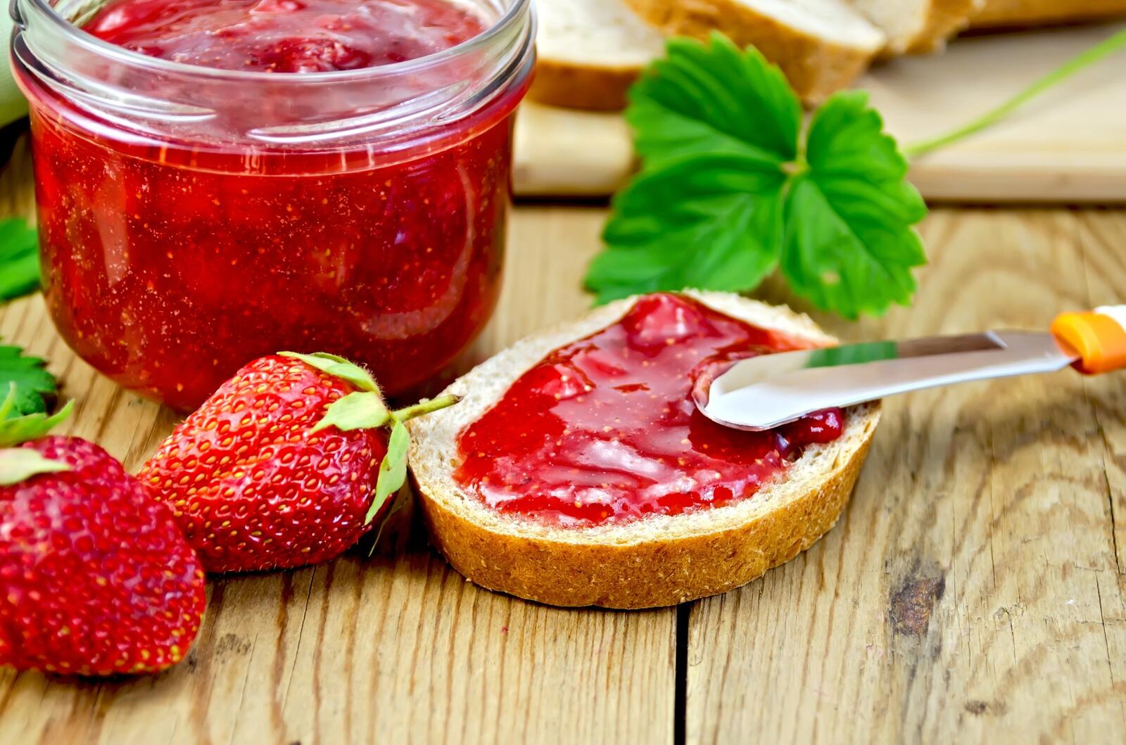 Free photo Bread with strawberry jam.