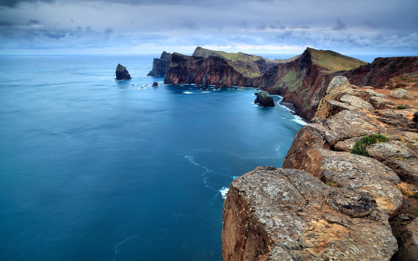 Бесплатное фото Высокие скалы у моря