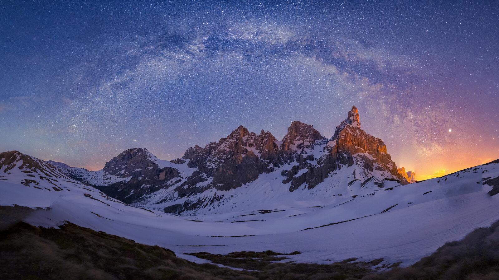 免费照片夜空下的阿尔卑斯山