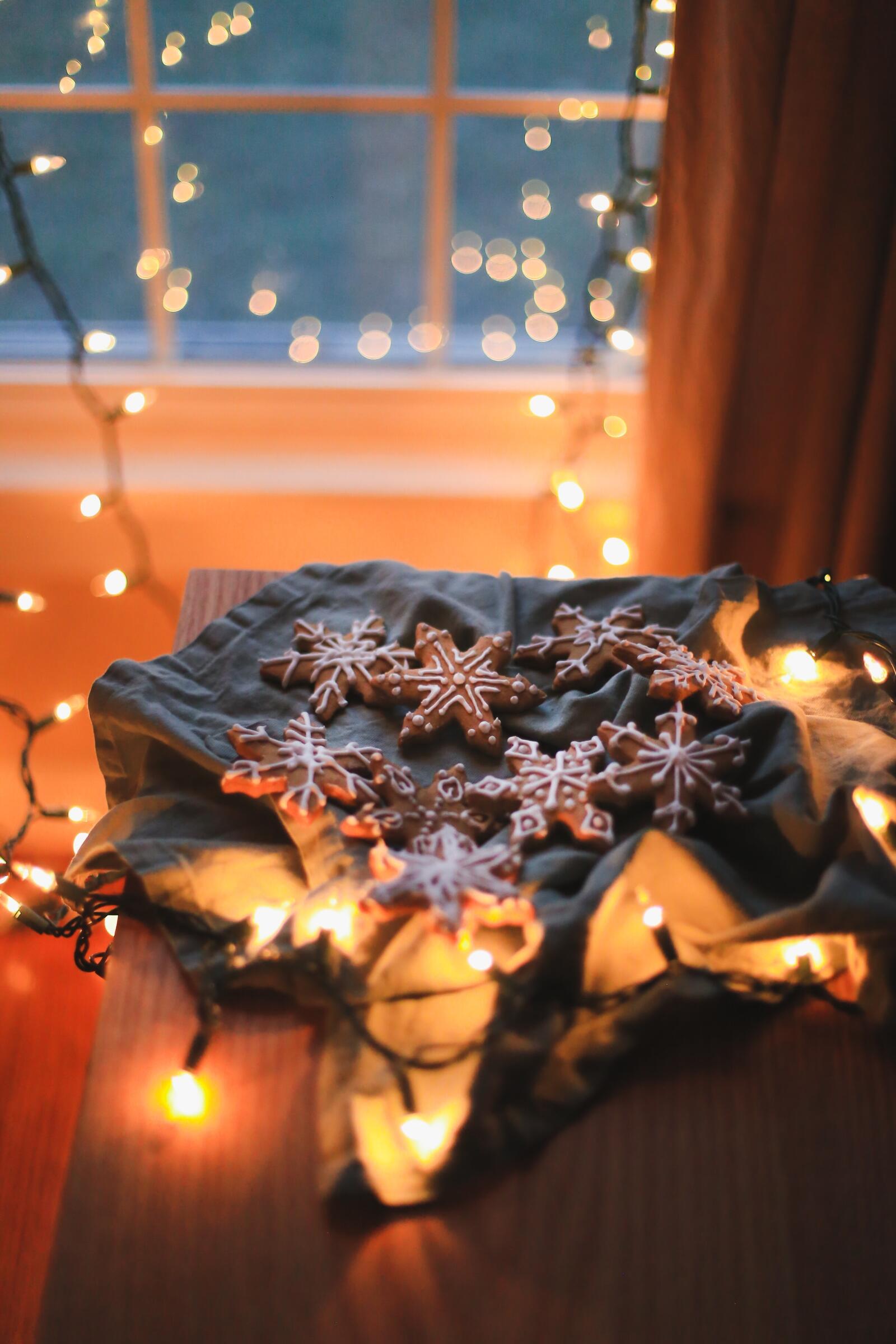 Обои рождественские украшения печенье огни на рабочий стол