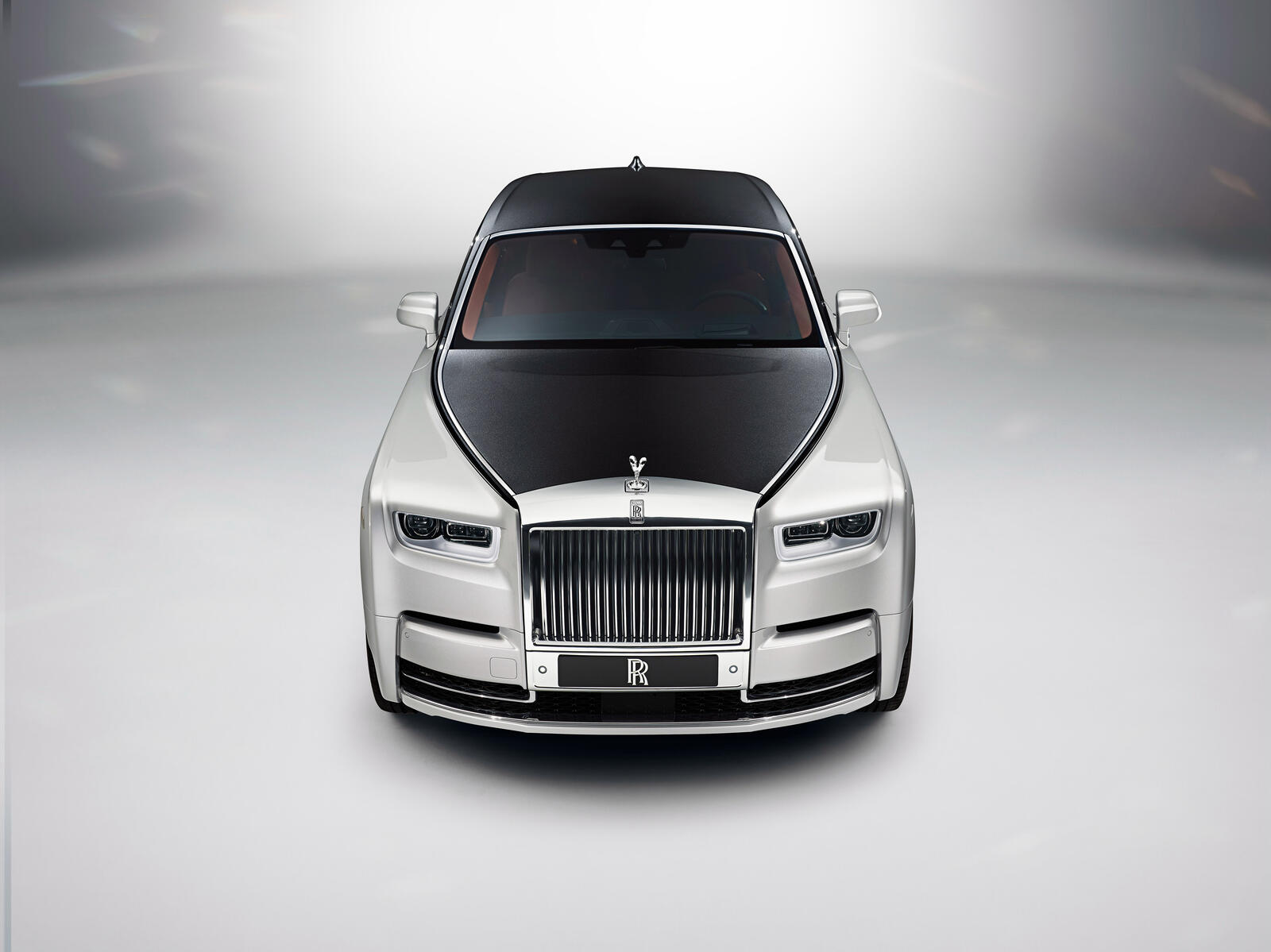 Бесплатное фото Rolls Royce Phantom на белом фоне