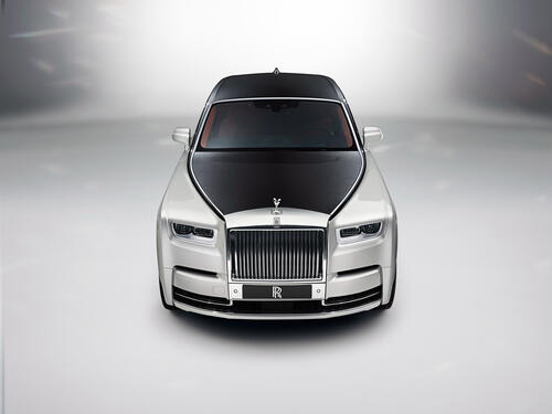Rolls Royce Phantom на белом фоне
