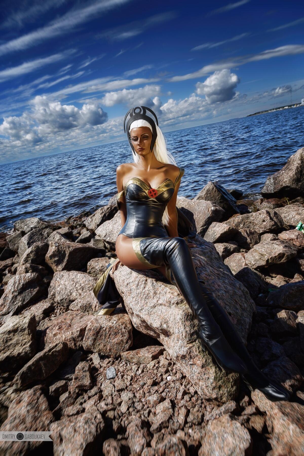 安雅-沃耶沃多娃在海滩上拍摄cosplay照片