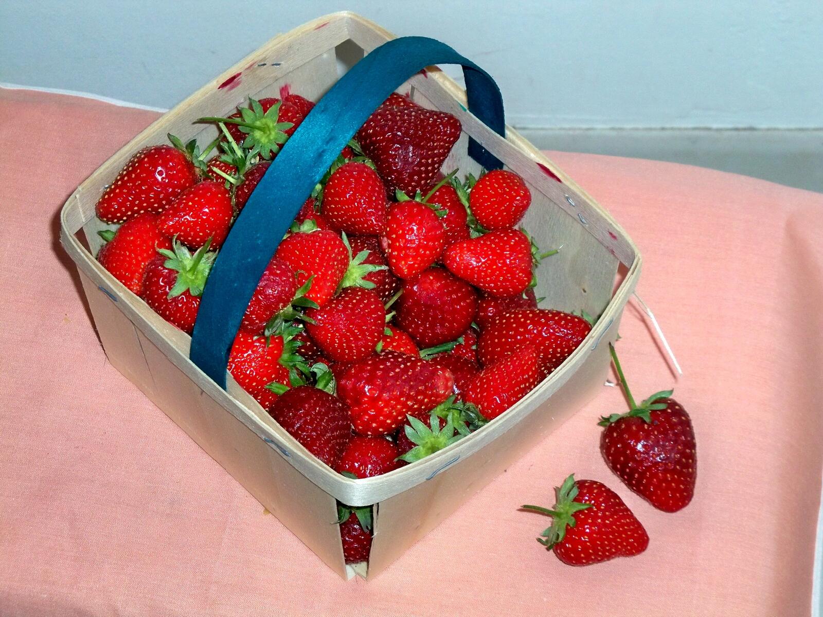 Free photo A basket of red strawberries