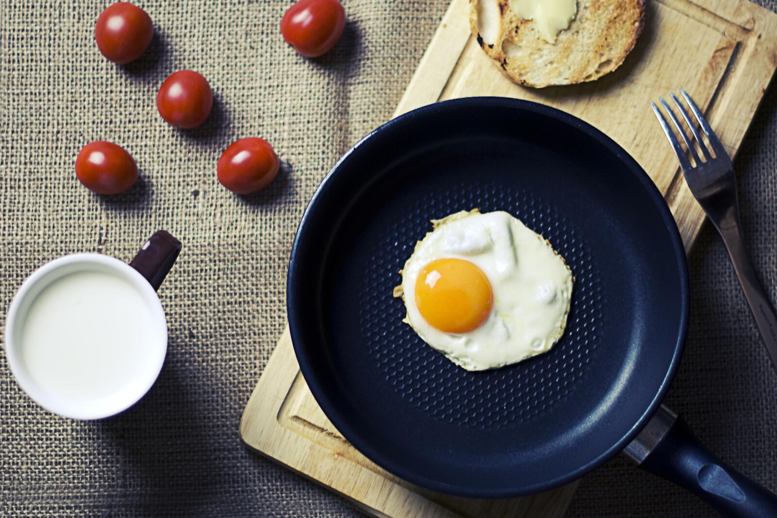 Бесплатное фото Яичница на утро с кефиром и помидорами