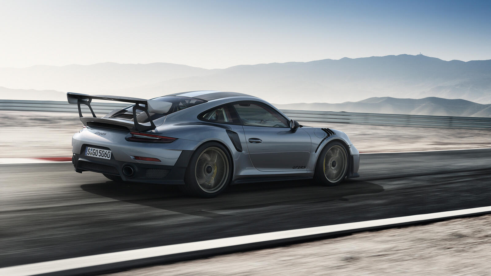 Бесплатное фото Porsche 911 в движении вид сзади