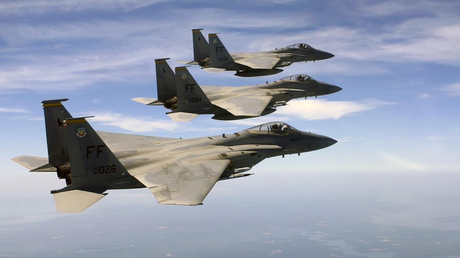 桌面上的壁纸麦道 F-5E 攻击鹰战斗机。 沈阳 J 洛克希德-马丁公司的 F-22 猛禽