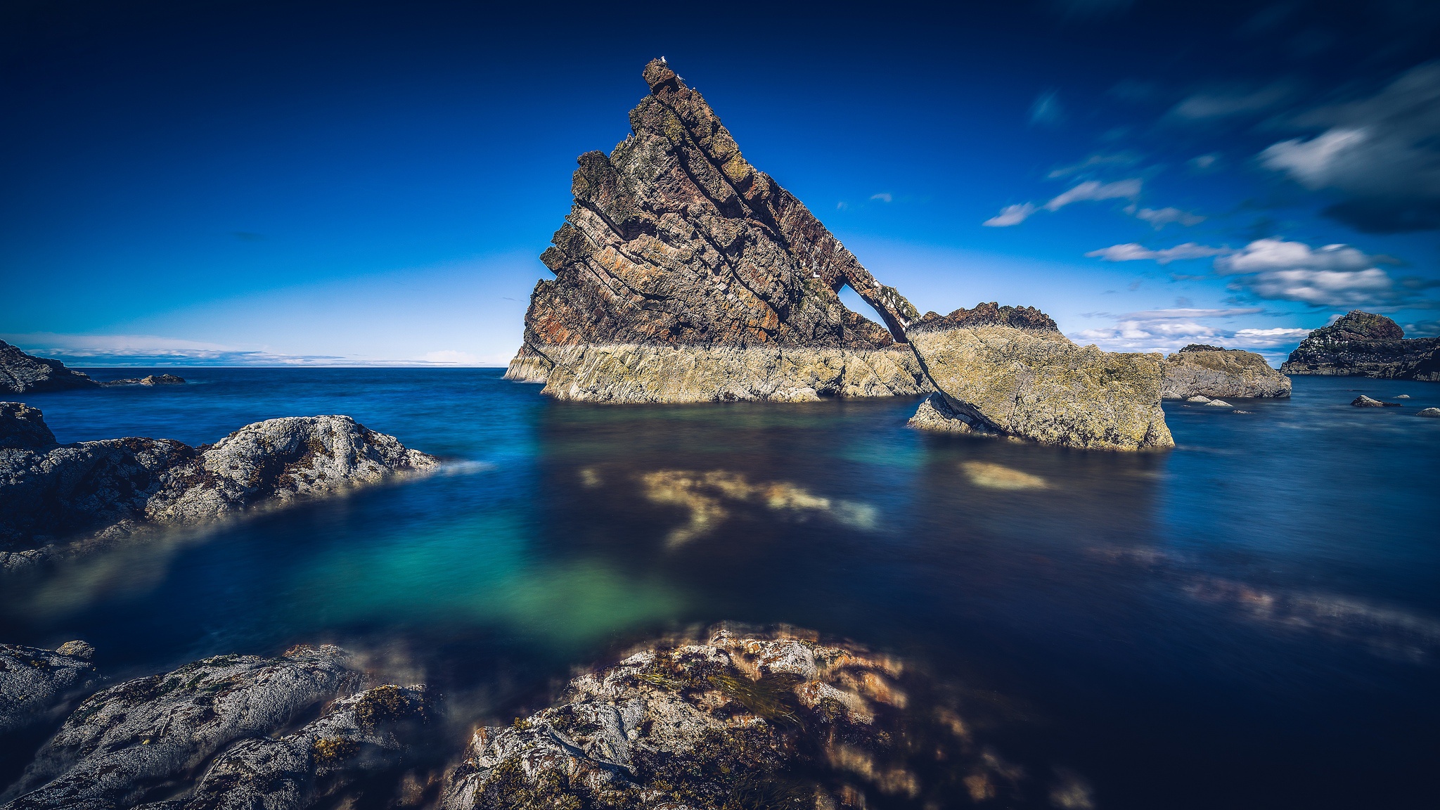 Бесплатное фото Скала на берегу океана в виде треугольника