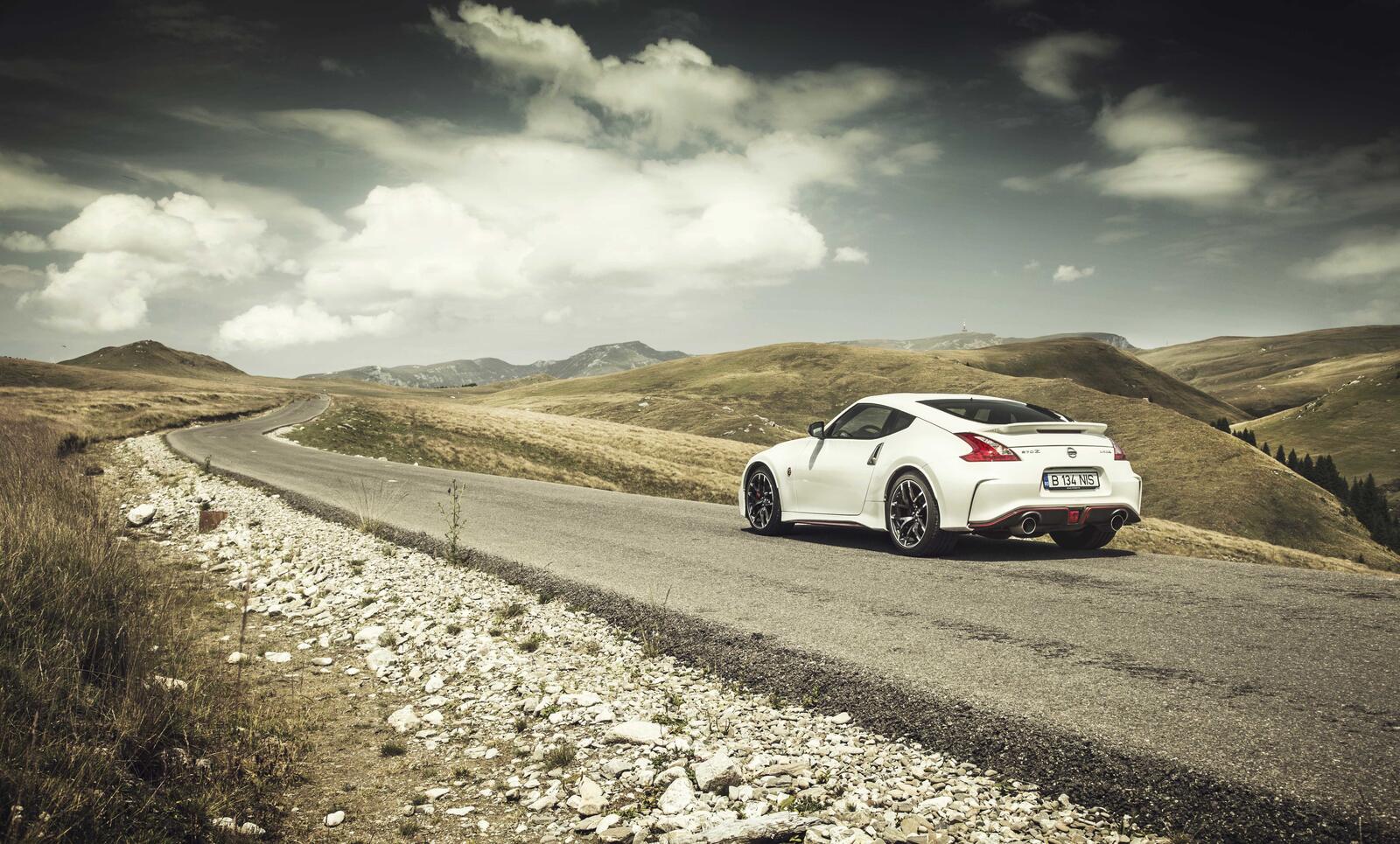 Free photo A white Nissan 370z on a country road
