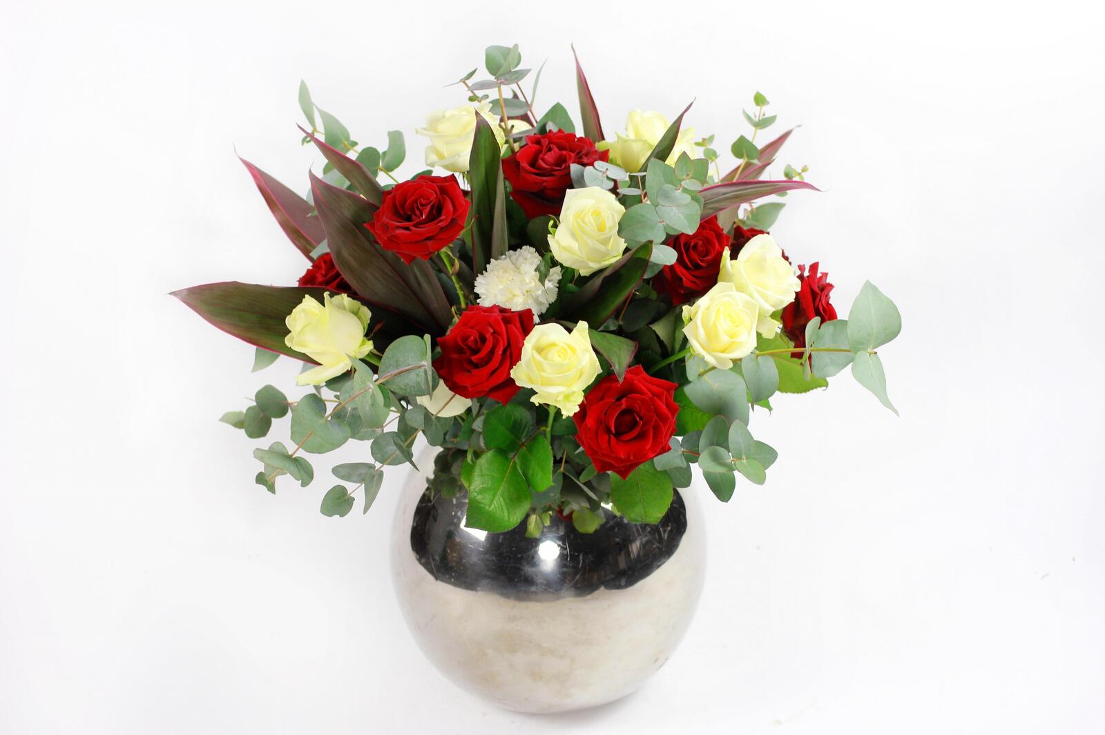 Бесплатное фото Букет из красных и белых роз