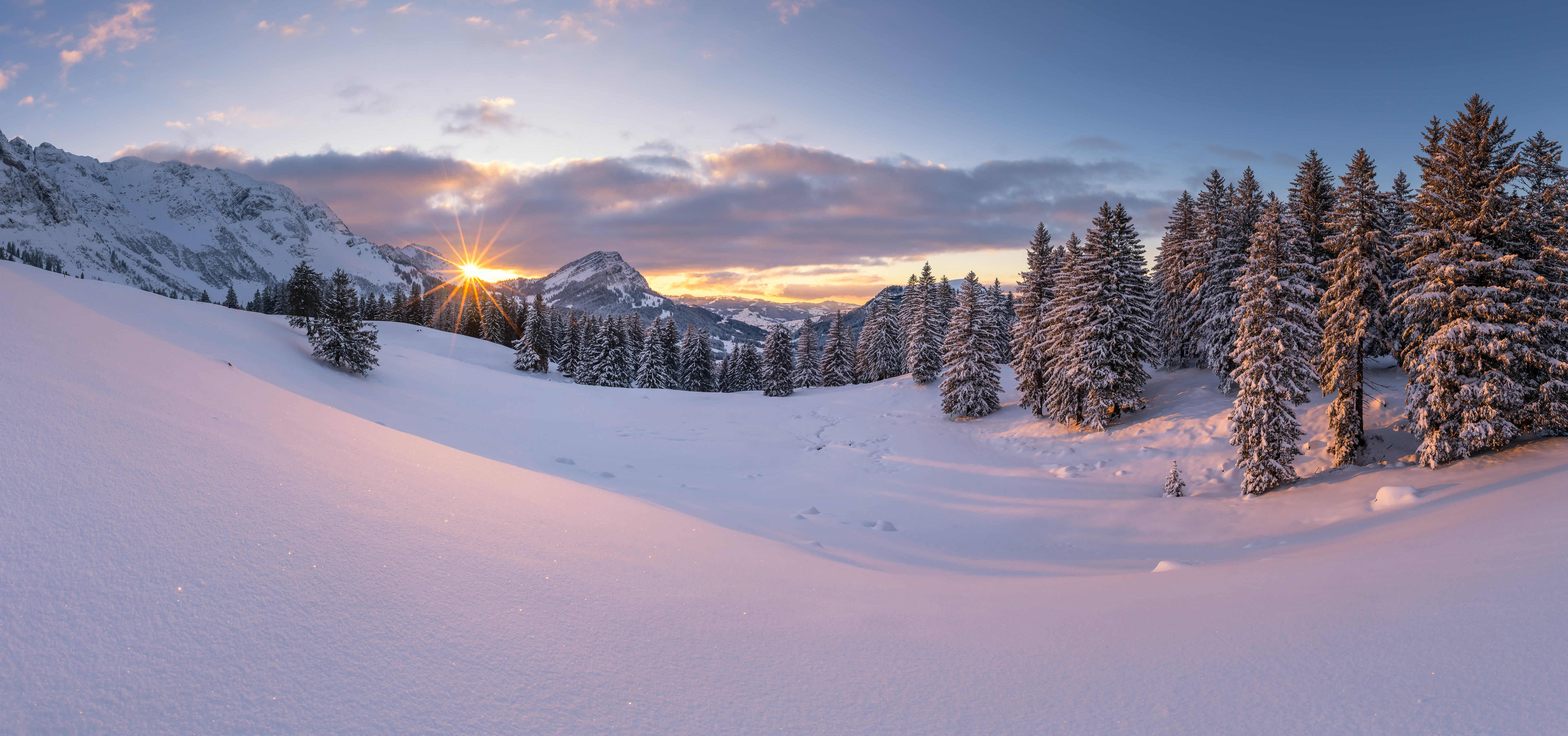 Free photo Snowy lowland at sunset